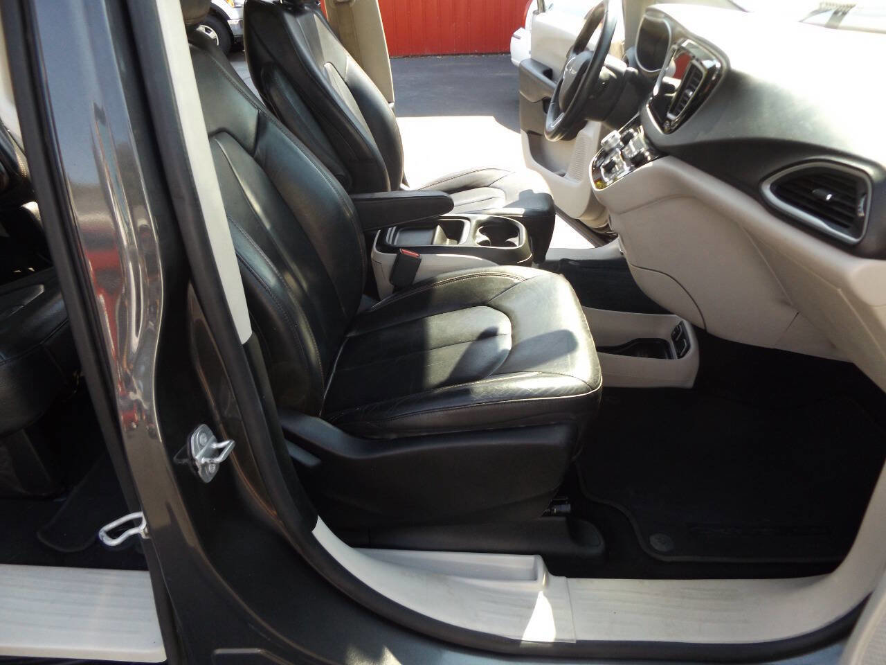 Used 2017 Chrysler Pacifica Touring-L image 19