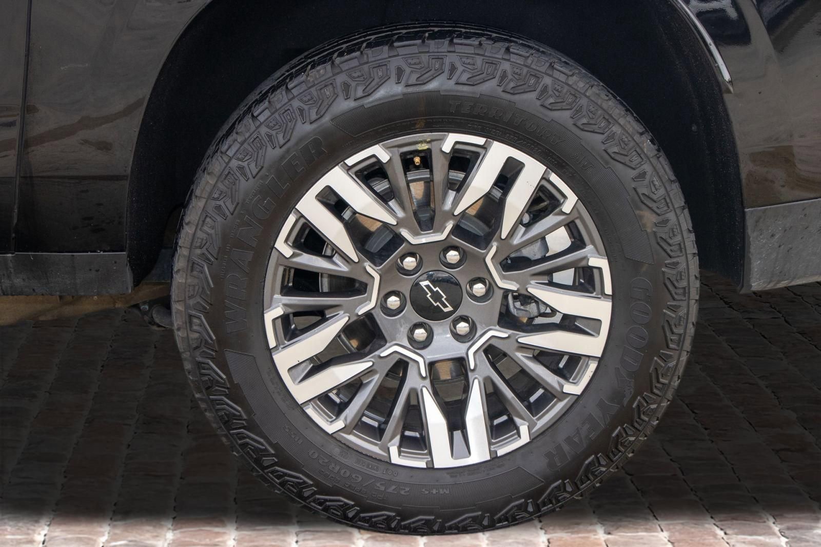 Used 2025 Chevrolet Suburban Z71 image 42