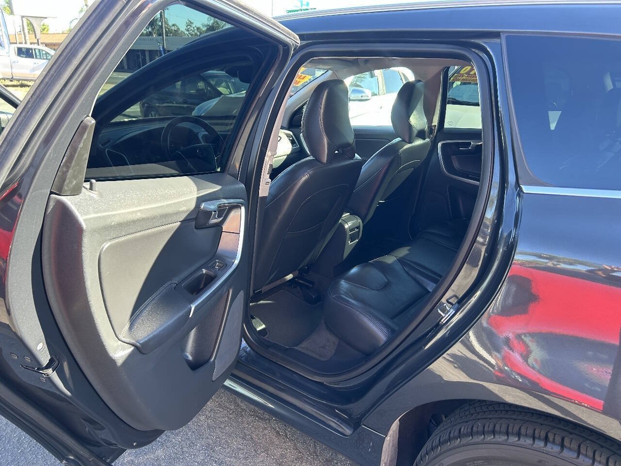 Used 2016 Volvo XC60 T5 Premier w/ Proximity Package FWD image 14