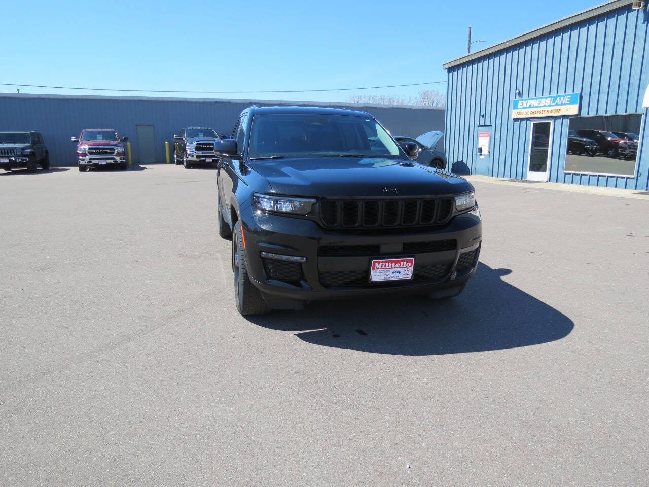 Used 2023 Jeep Grand Cherokee L Limited w/ Black Appearance Package AWD/4WD image 3
