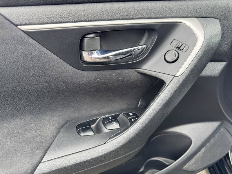 Used 2015 Nissan Altima 2.5 SV w/ Convenience Package FWD image 13