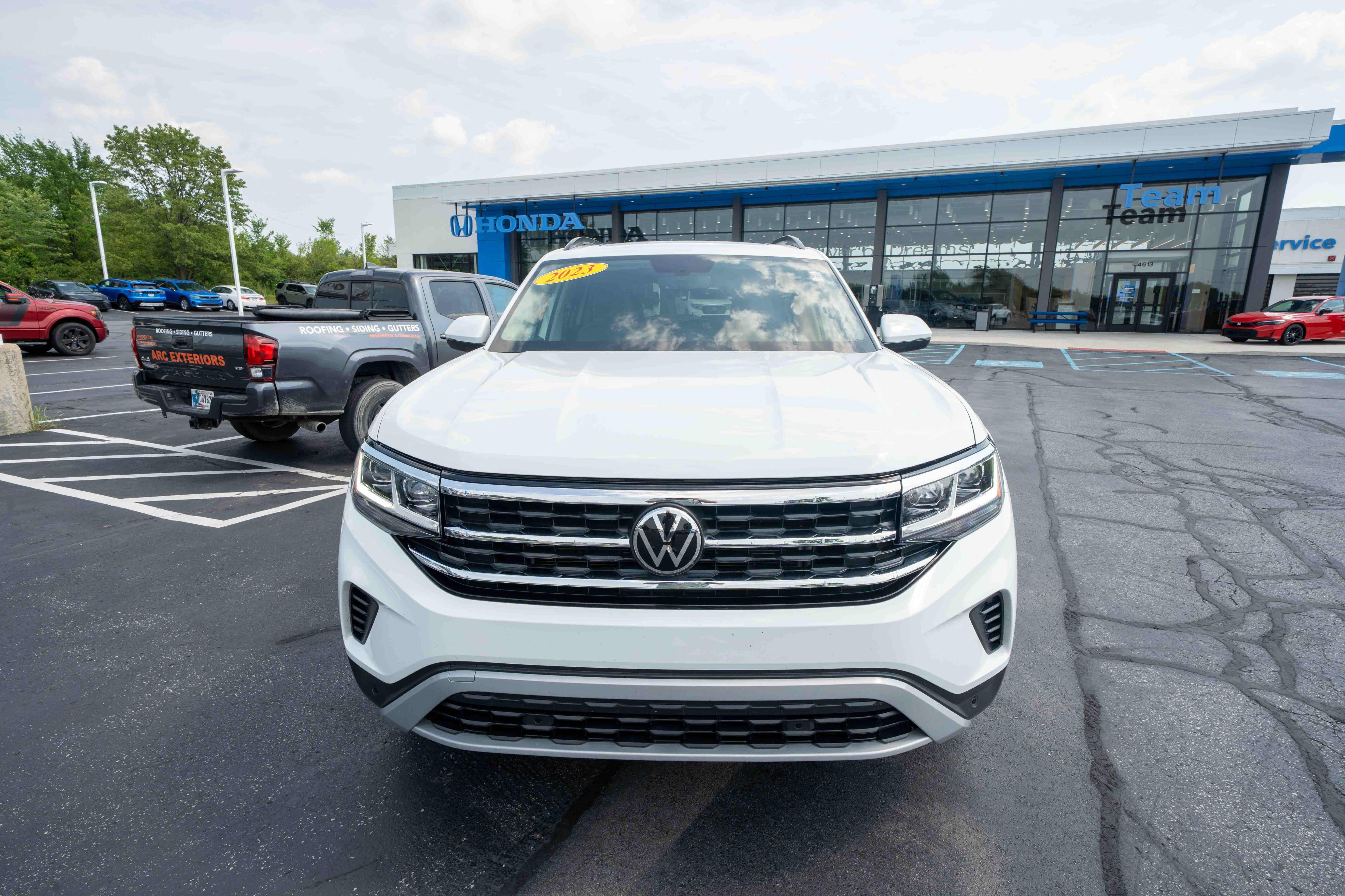 Used 2023 Volkswagen Atlas SE w/ Panoramic Sunroof Package AWD/4WD image 2