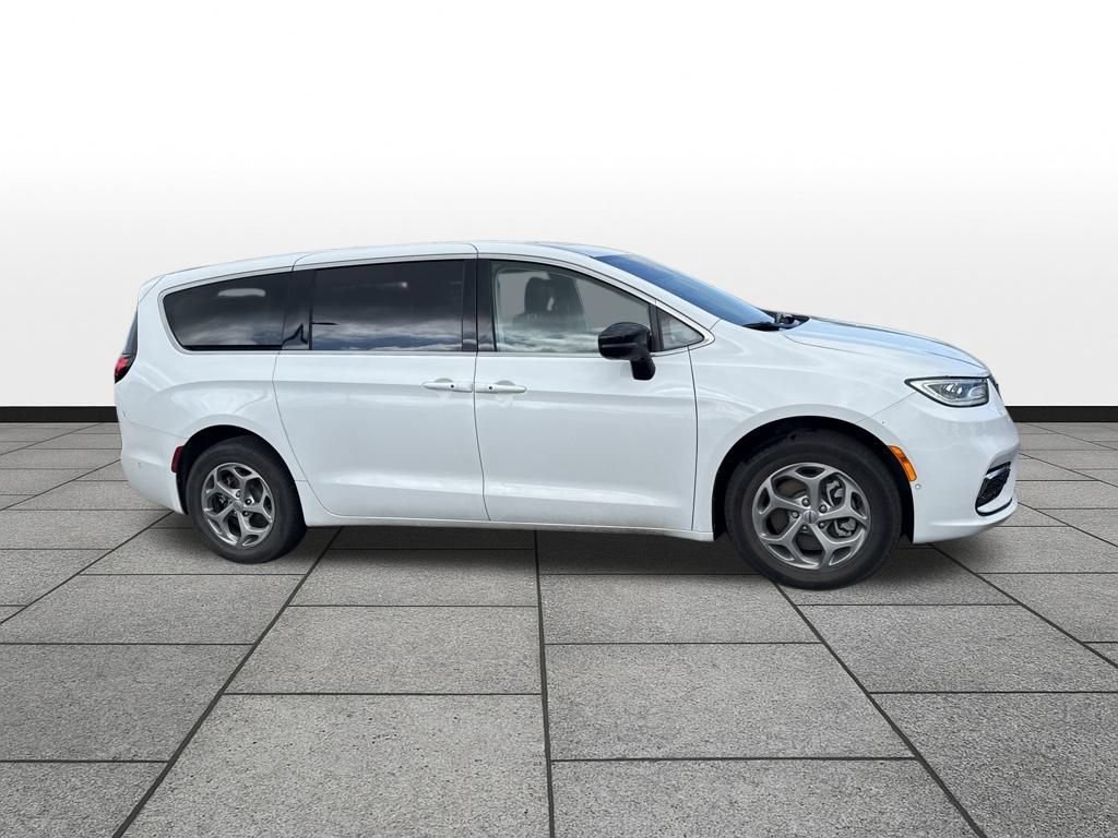Used 2024 Chrysler Pacifica Limited AWD/4WD image 4