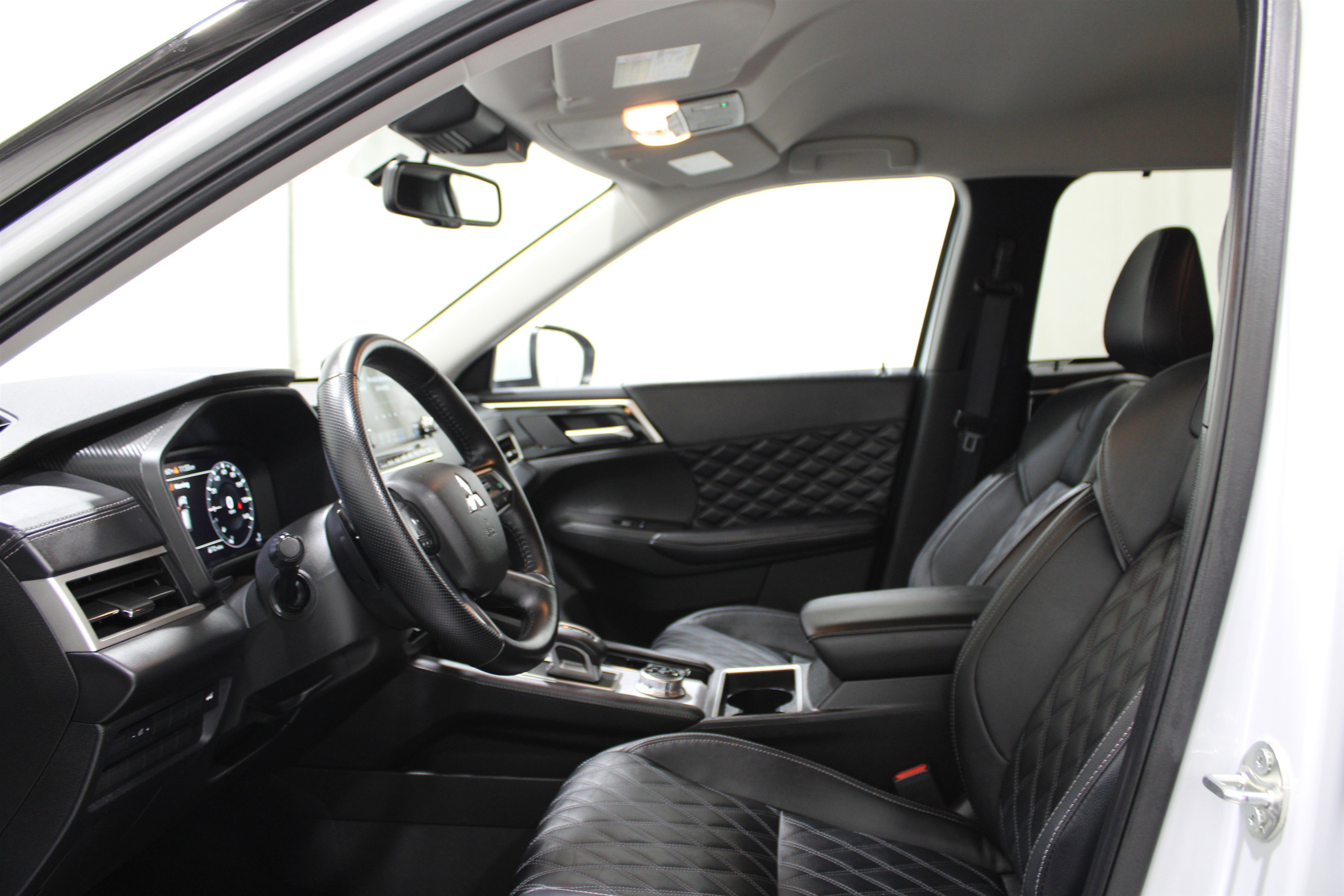 Used 2024 Mitsubishi Outlander SEL image 2