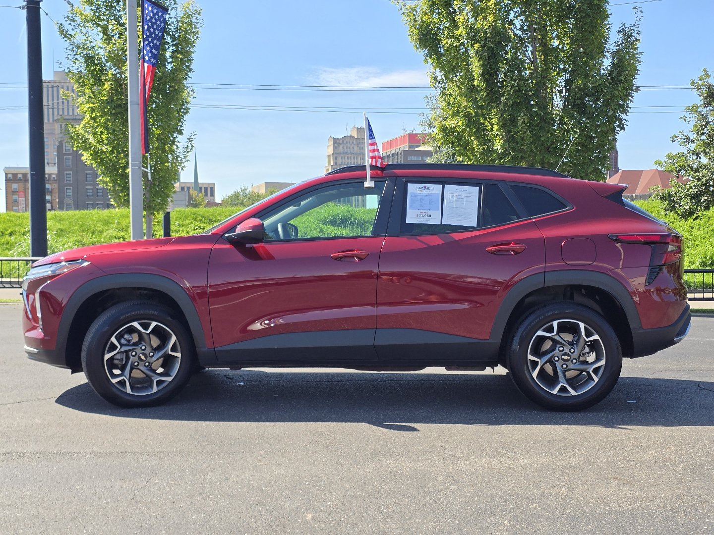 Used 2025 Chevrolet Trax LT FWD image 17