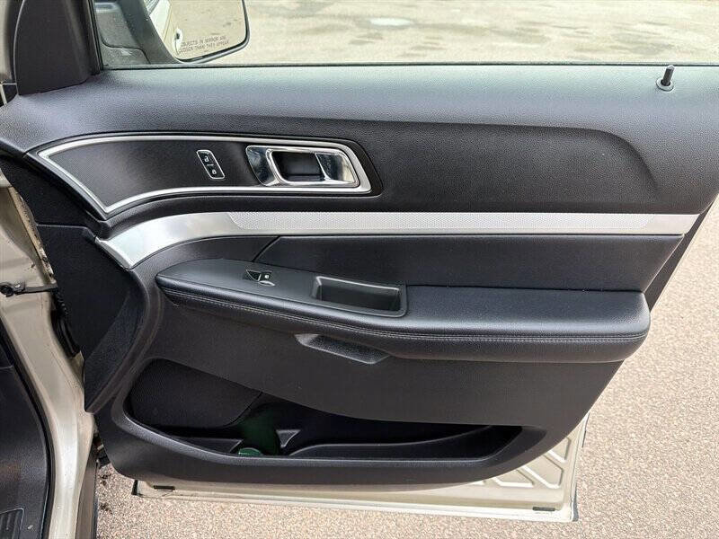 Used 2017 Ford Explorer XLT w/ Equipment Group 202A image 23