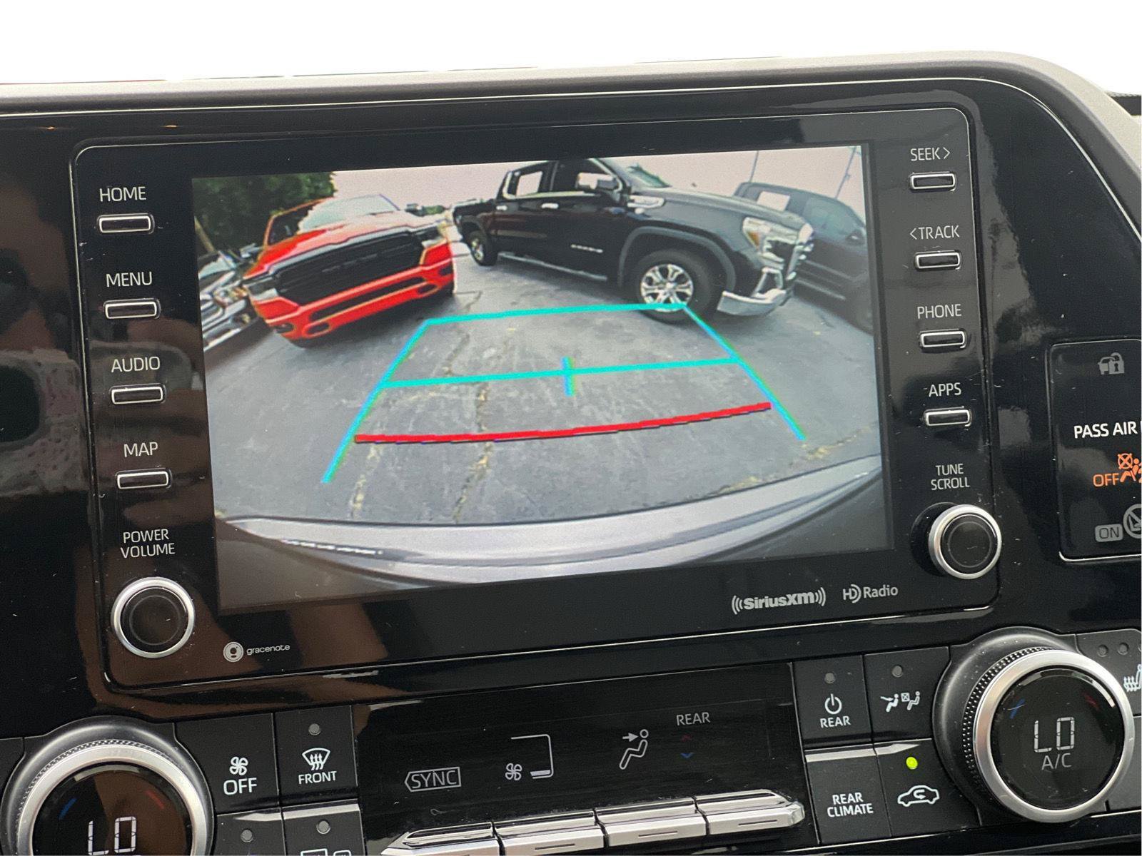 Used 2021 Toyota Highlander XLE AWD/4WD image 4
