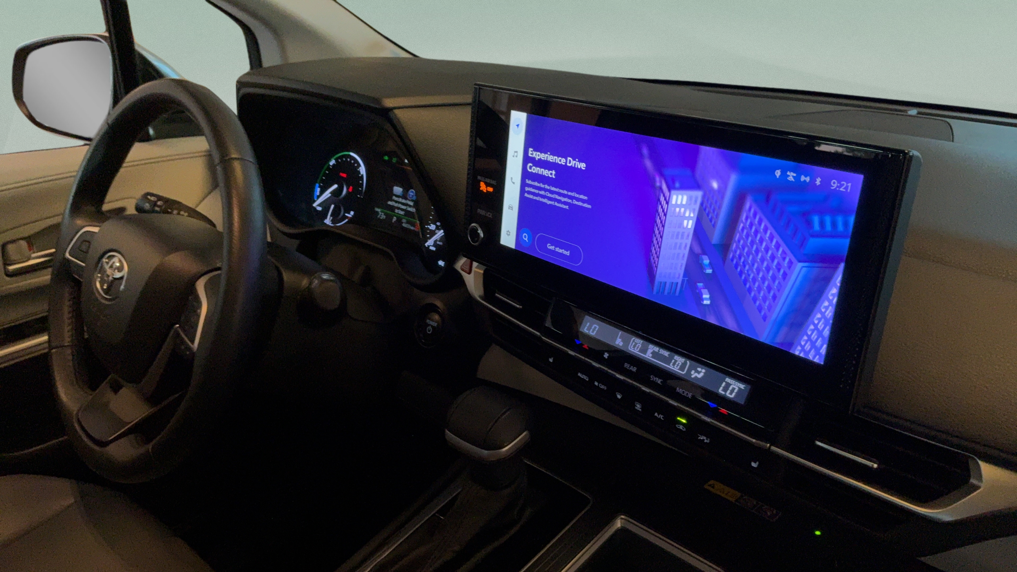Certified 2025 Toyota Sienna XLE FWD image 40