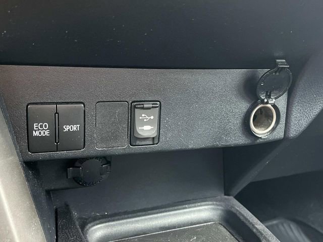 Used 2018 Toyota RAV4 LE image 32