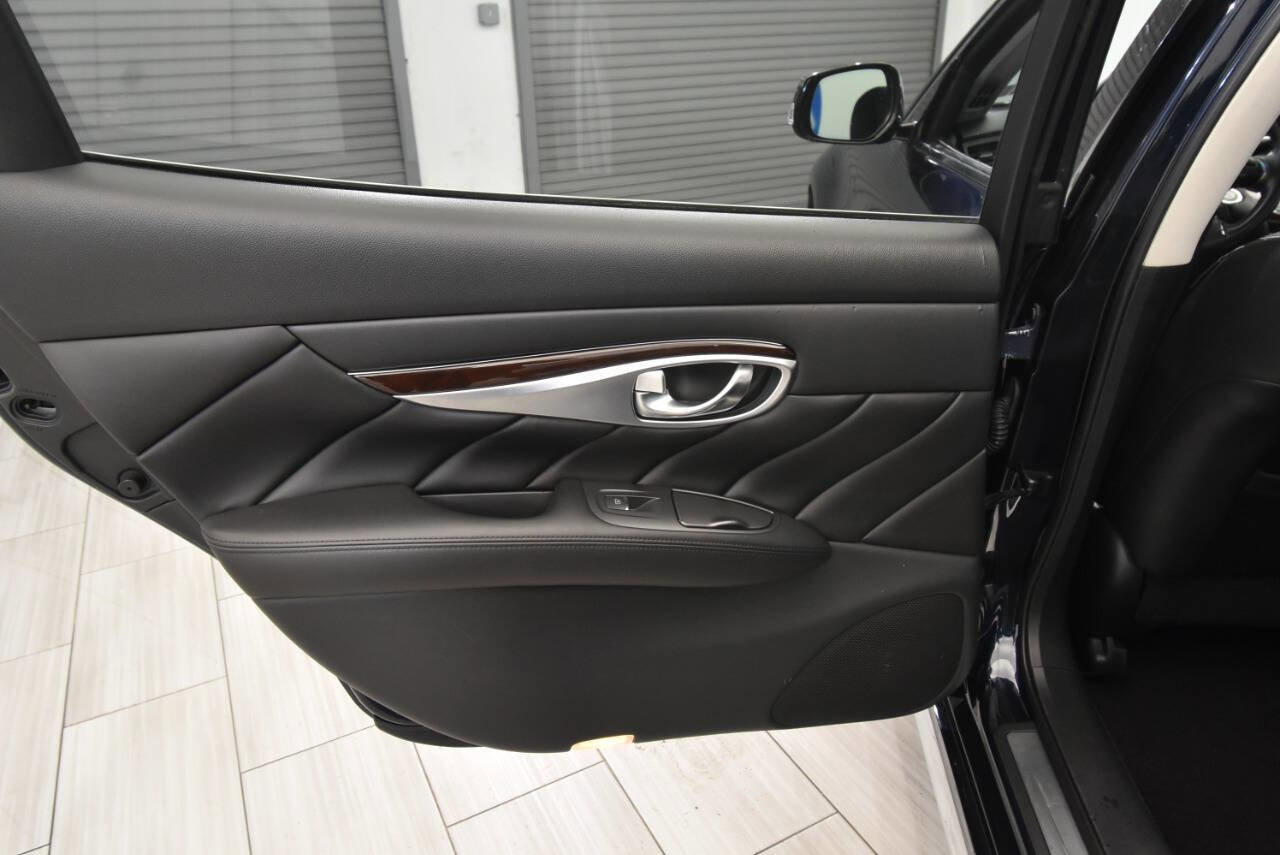 Used 2016 INFINITI Q70 L 3.7 w/ Technology Package image 16