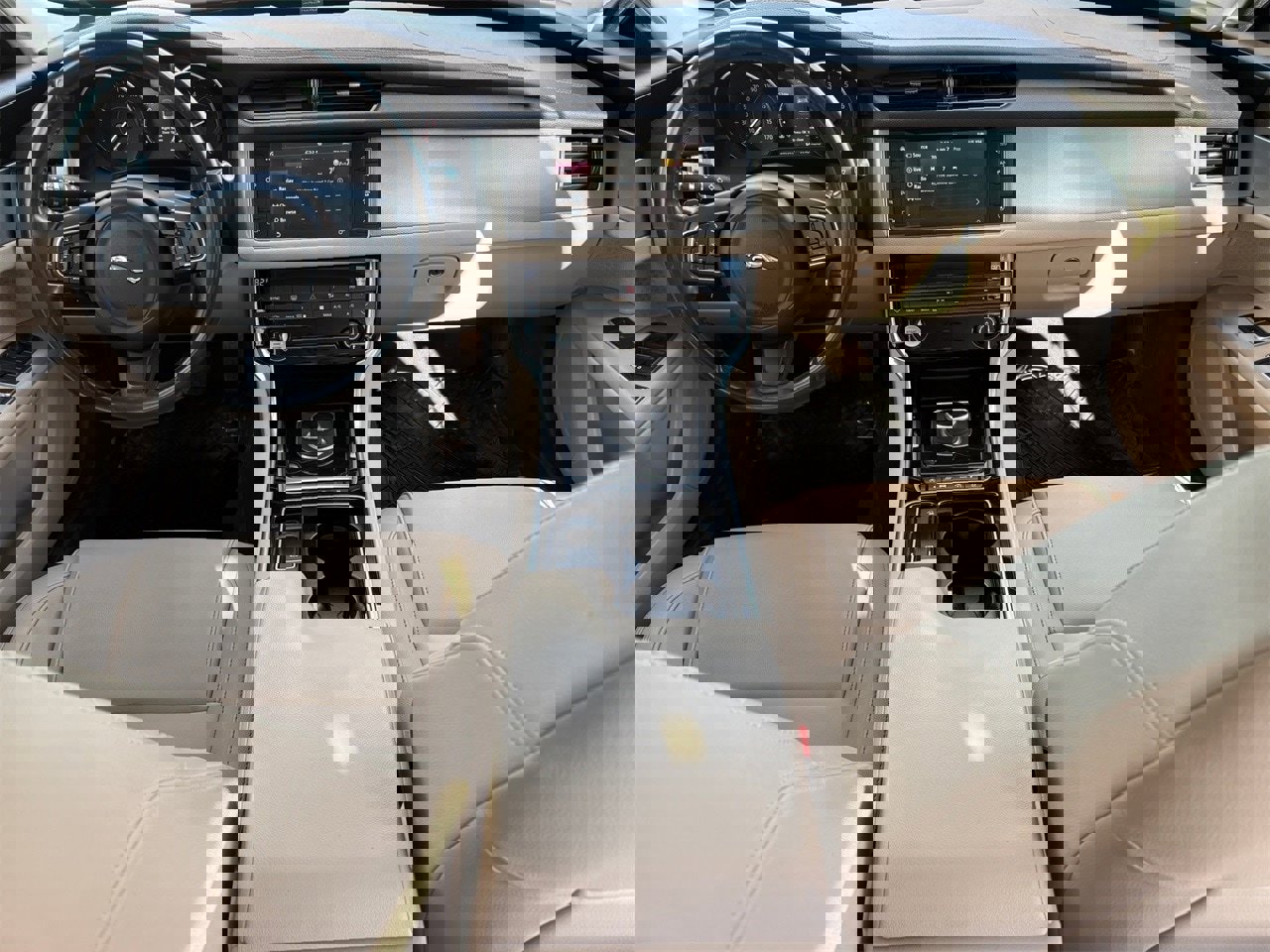 Used 2017 Jaguar XF Premium image 15