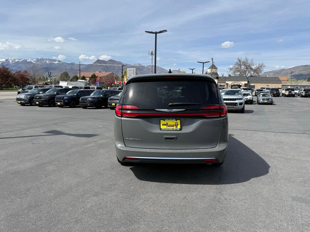 Used 2023 Chrysler Pacifica Touring-L FWD image 4