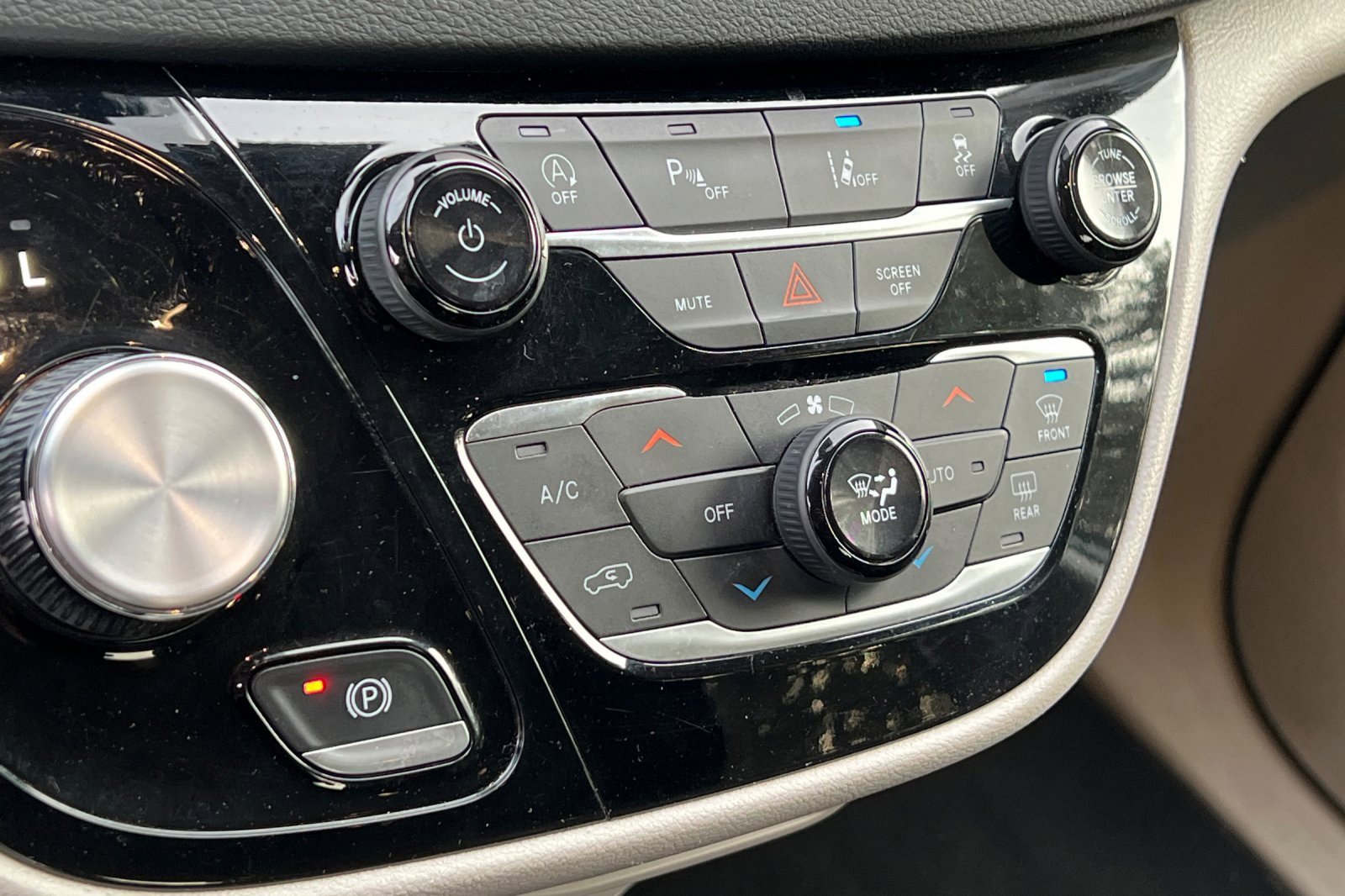 Used 2023 Chrysler Pacifica Touring-L image 27