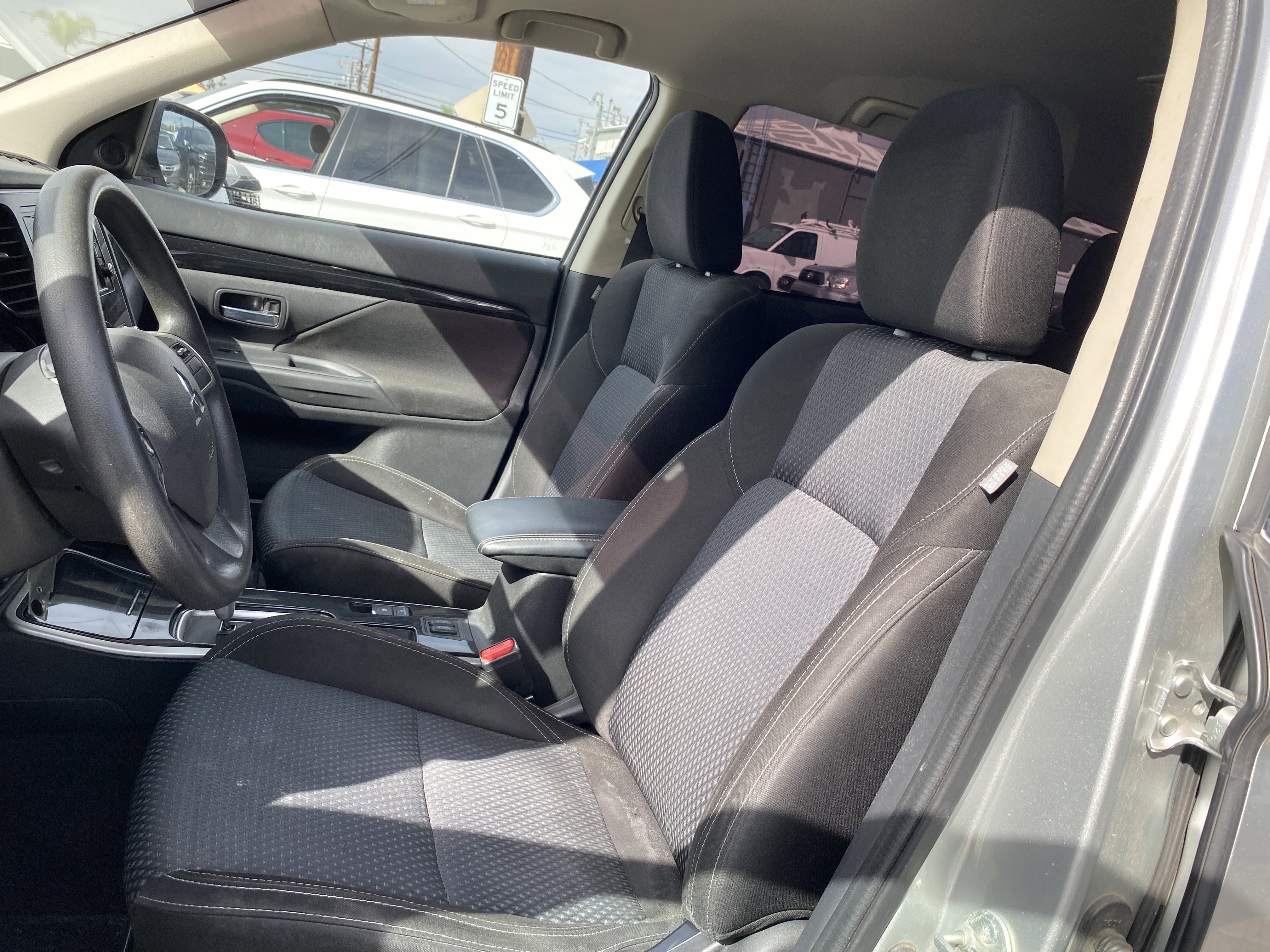 Used 2020 Mitsubishi Outlander ES image 16