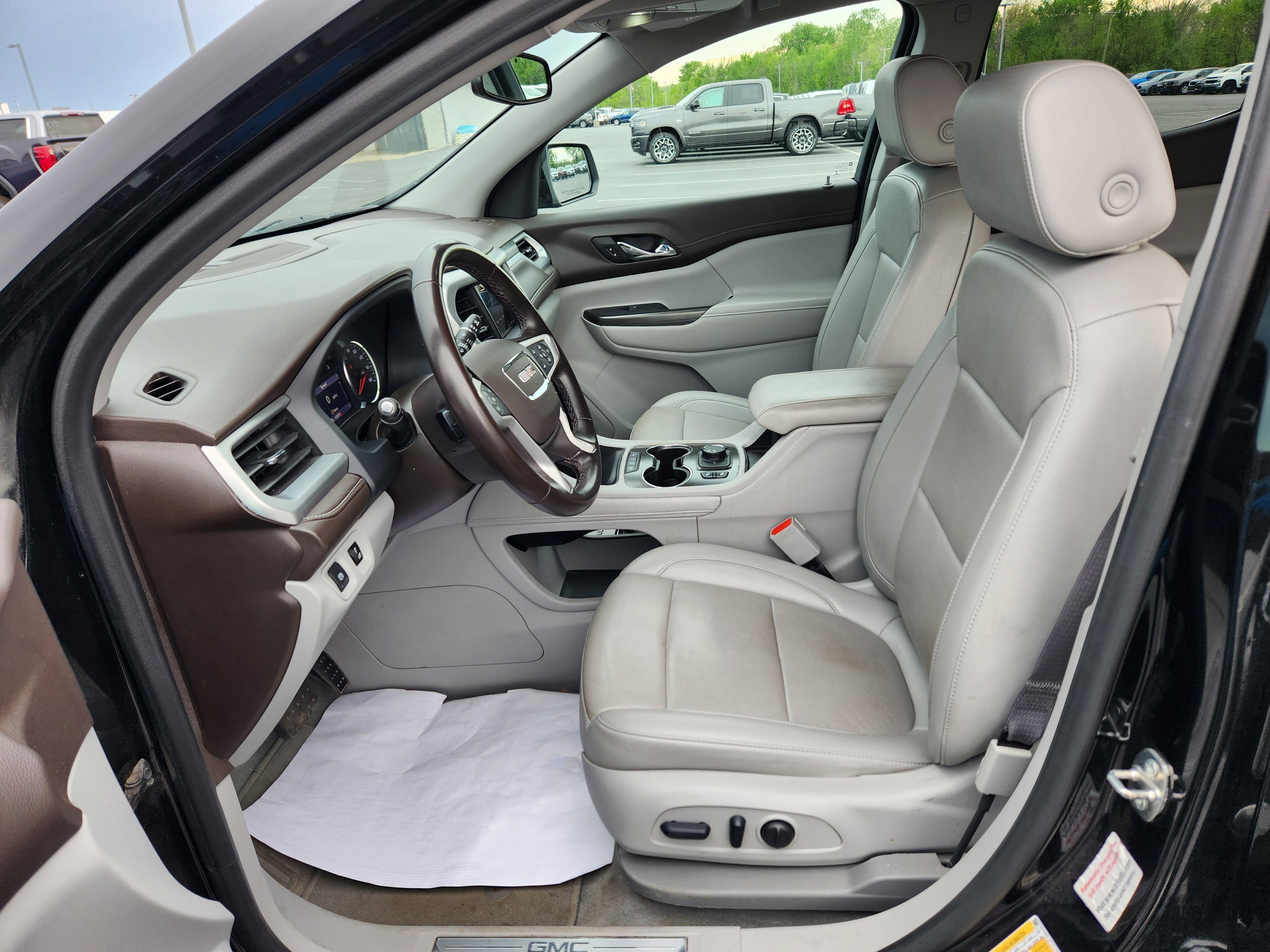 Used 2023 GMC Acadia SLT image 13