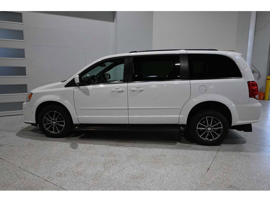 Used 2017 Dodge Grand Caravan SXT FWD image 9
