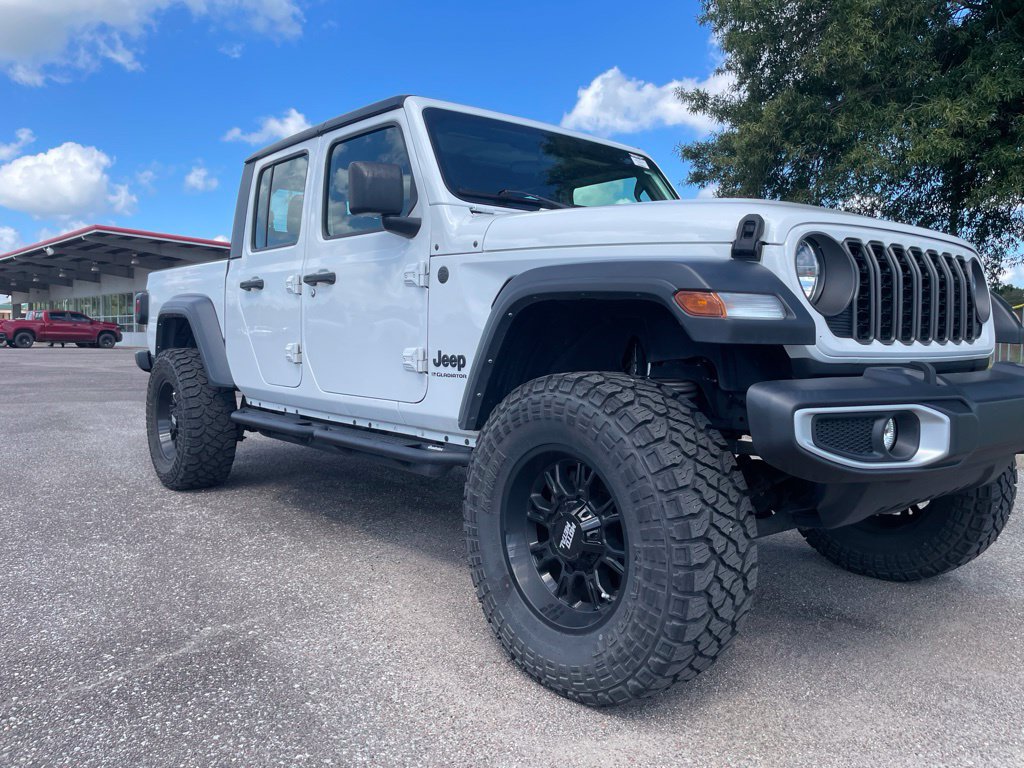 Used 2024 Jeep Gladiator Sport AWD/4WD image 9