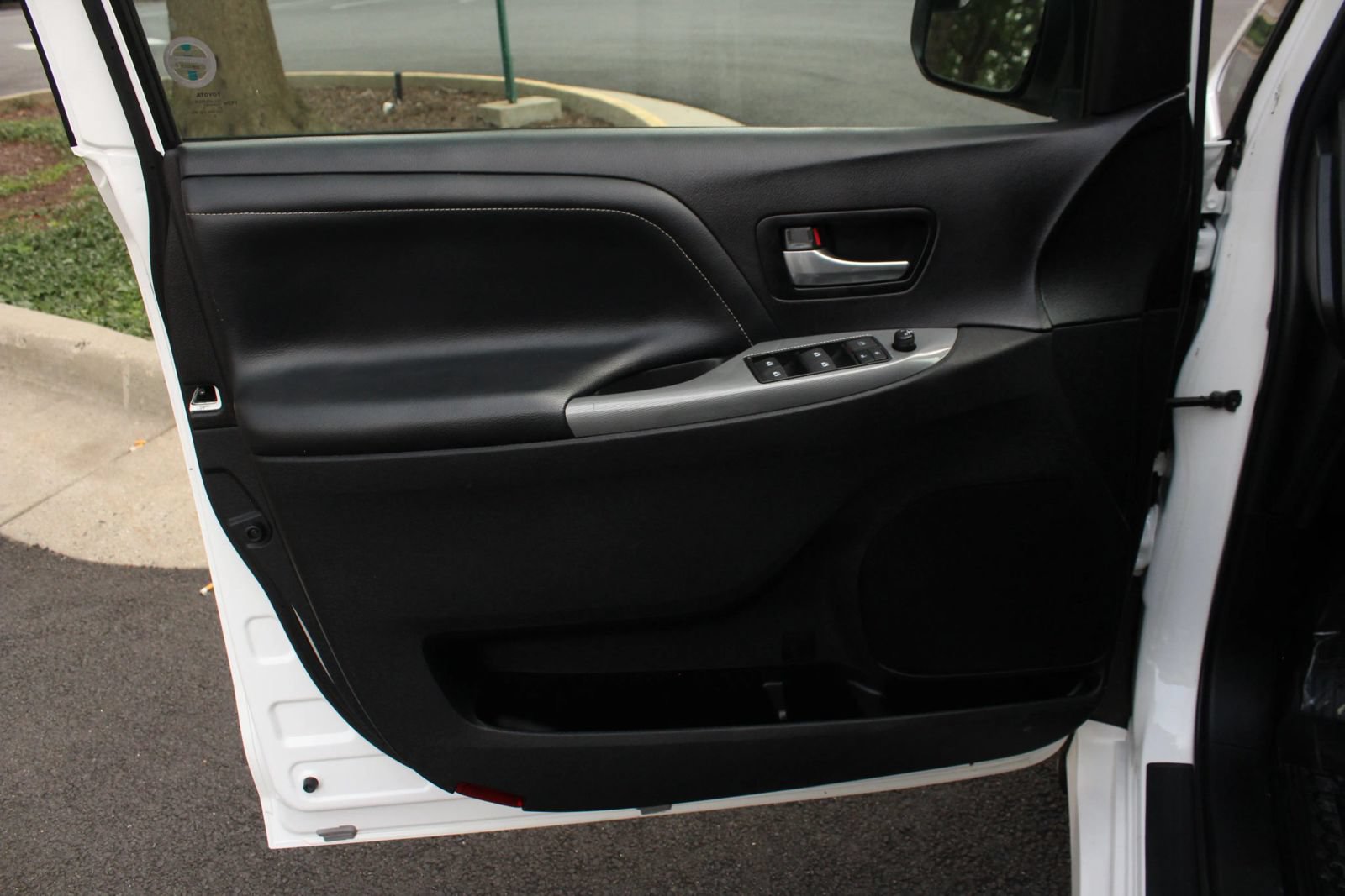 Used 2015 Toyota Sienna SE FWD image 16