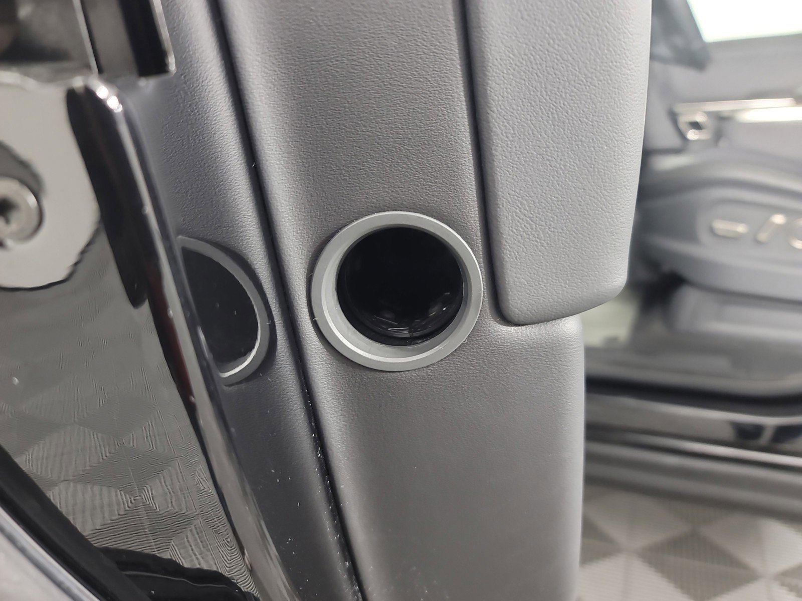 Used 2022 Rivian R1S Launch Edition image 32