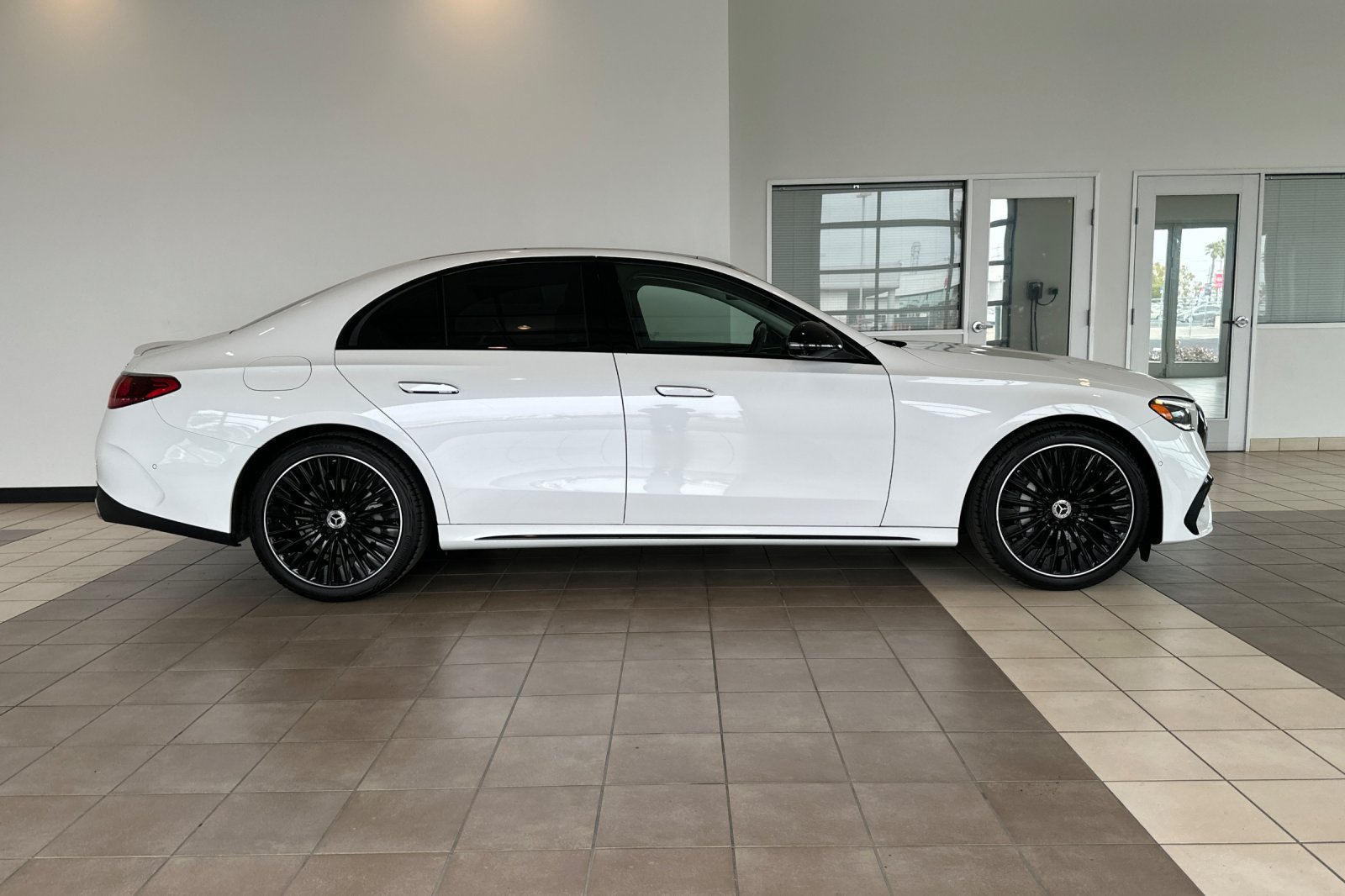 Used 2024 Mercedes-Benz E 350 4MATIC Sedan image 3