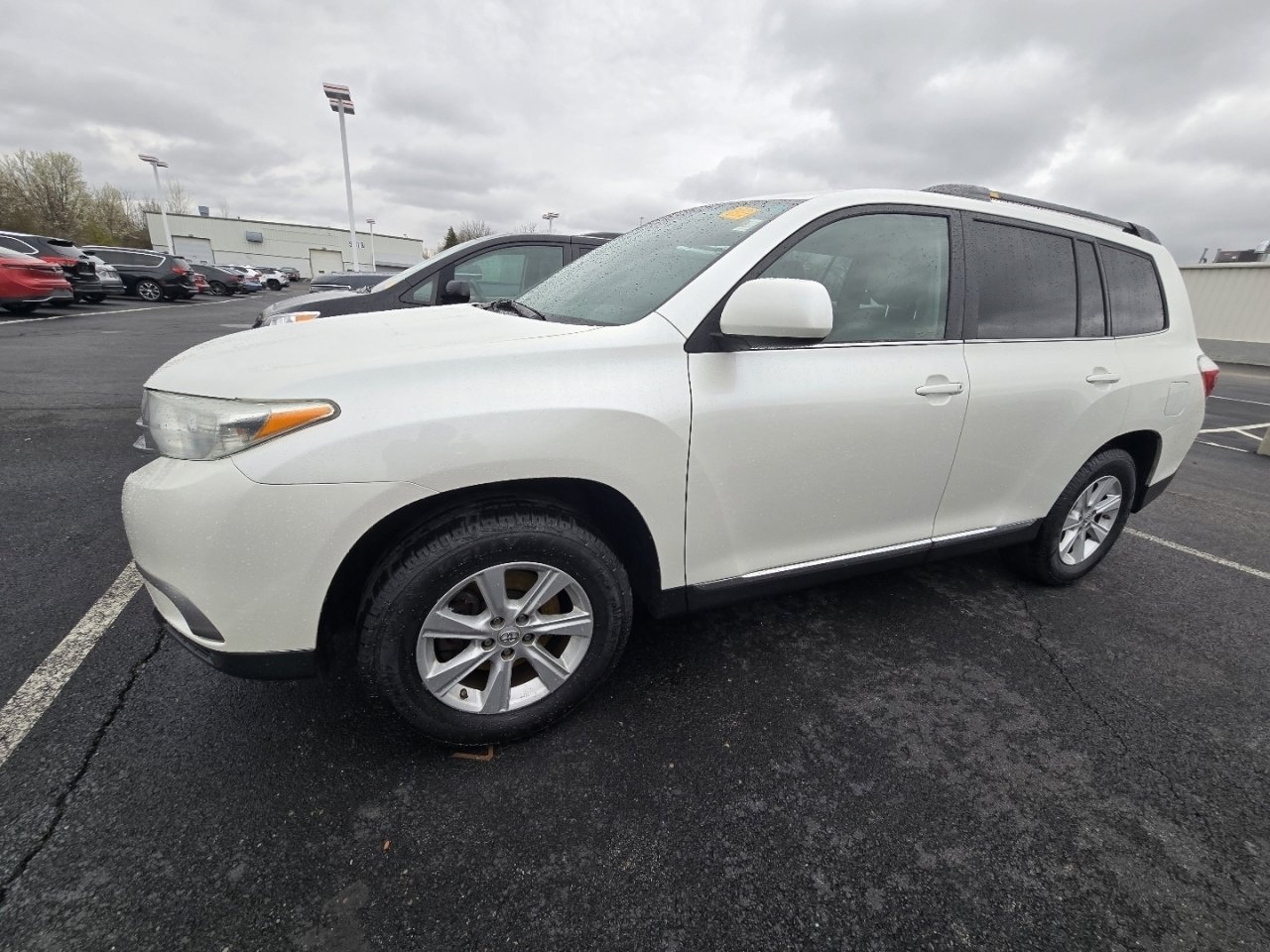 Used 2011 Toyota Highlander SE w/ Tow Pkg image 4
