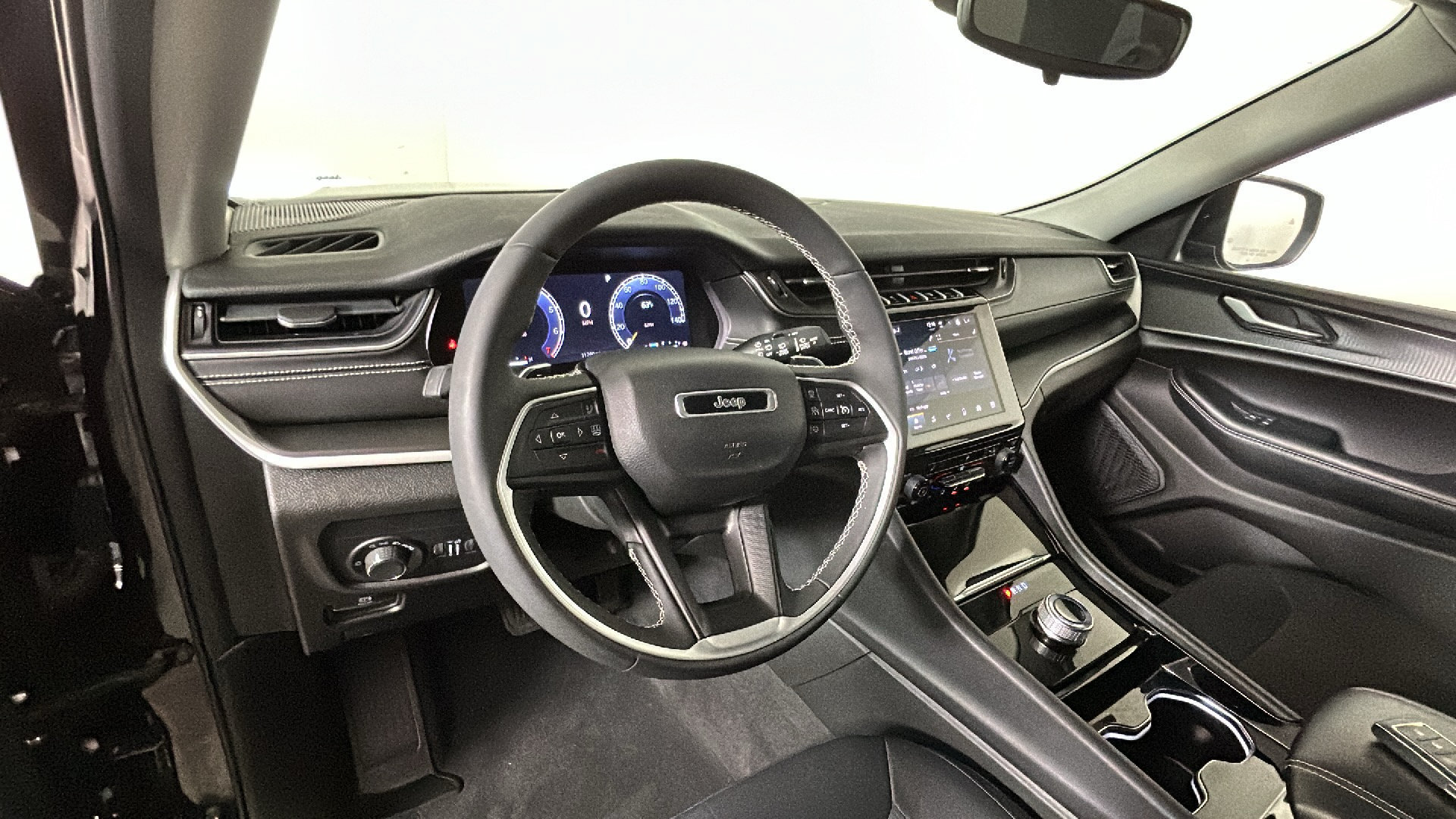 Used 2023 Jeep Grand Cherokee Laredo w/ Luxury Tech Group I AWD/4WD image 17