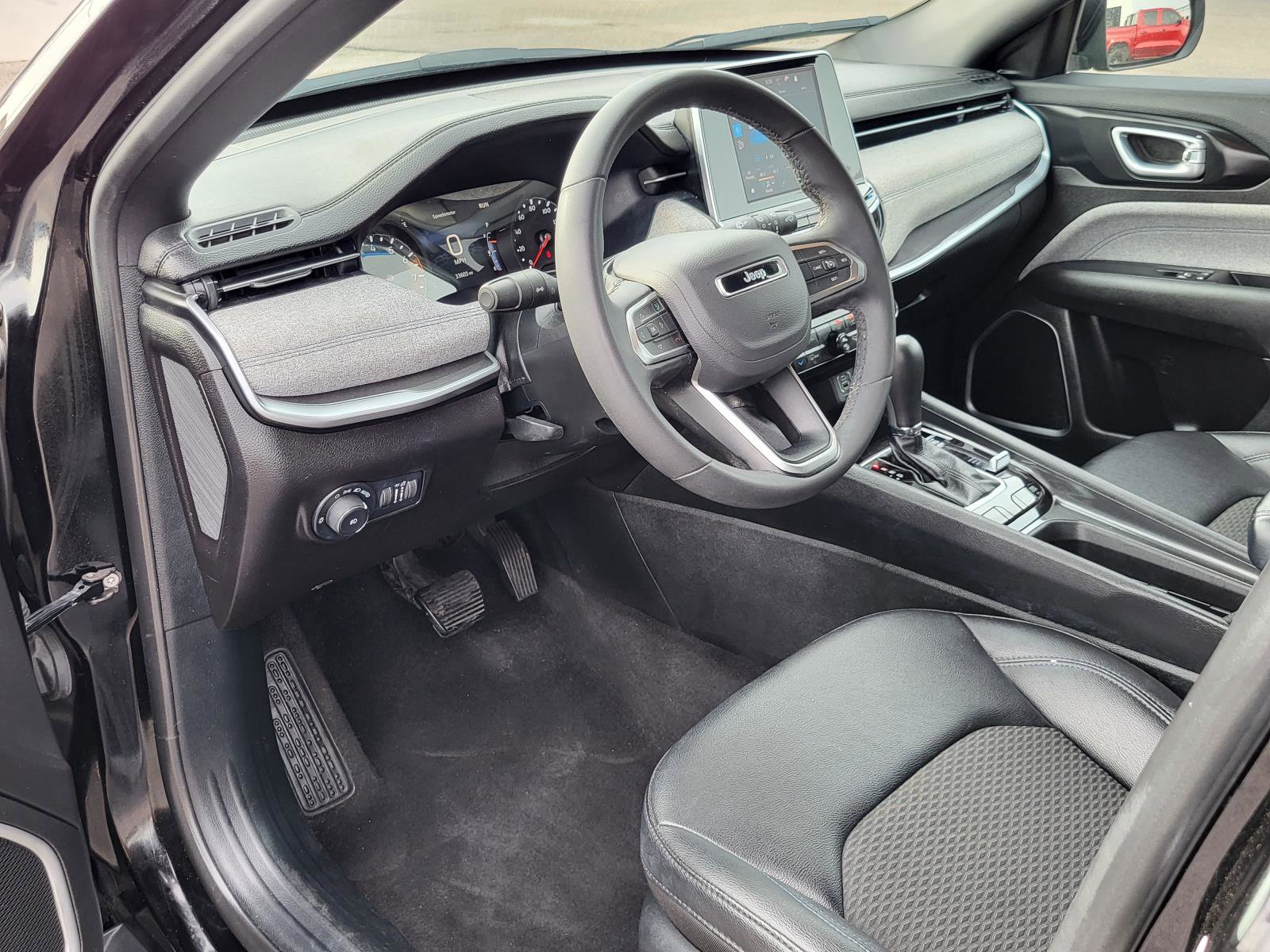 Used 2025 Jeep Compass Latitude image 16