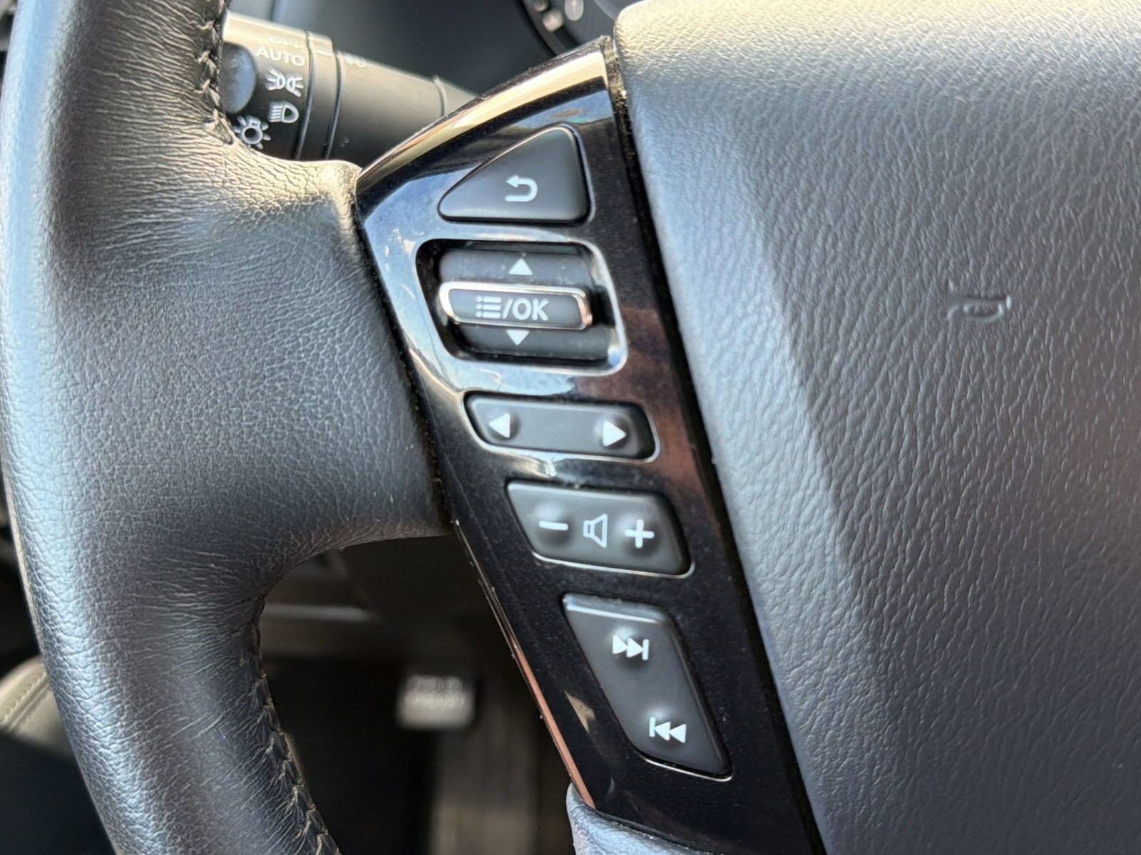 Used 2023 Nissan Armada SL w/ Captain's Chairs Package RWD image 17