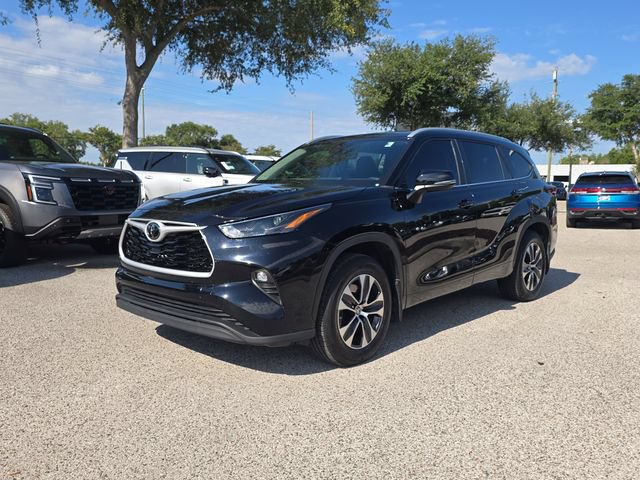 Used 2024 Toyota Highlander XLE AWD/4WD image 4