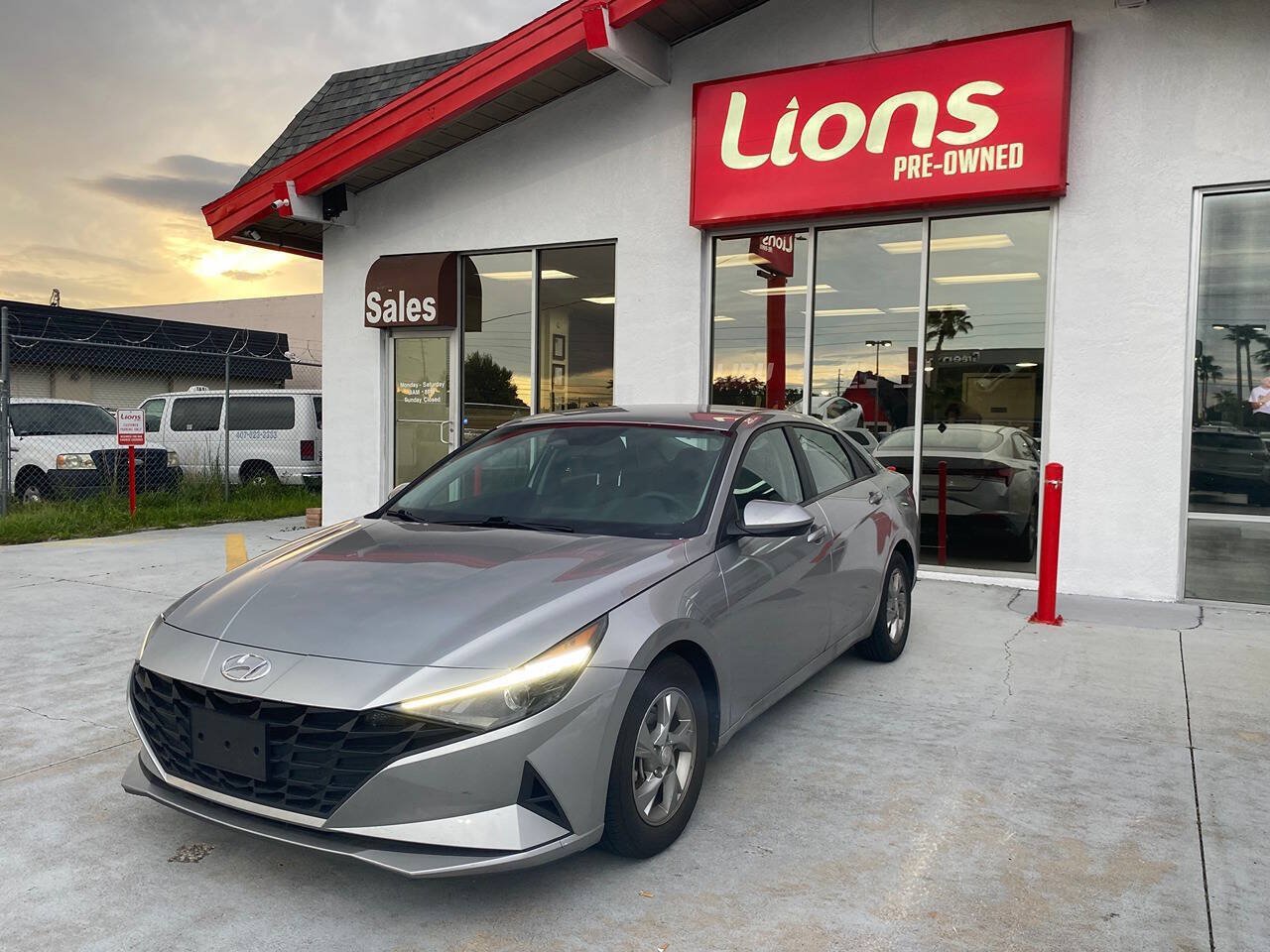 Used 2021 Hyundai Elantra SE FWD image 1