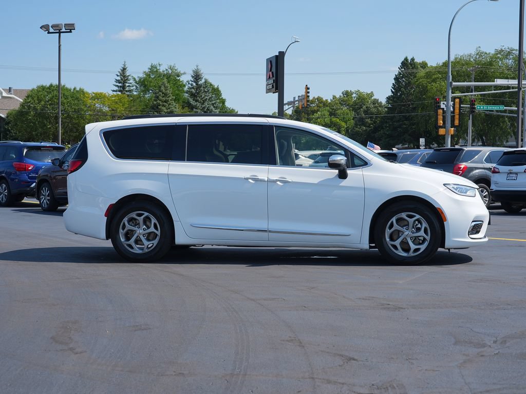 Used 2023 Chrysler Pacifica Limited FWD video 2