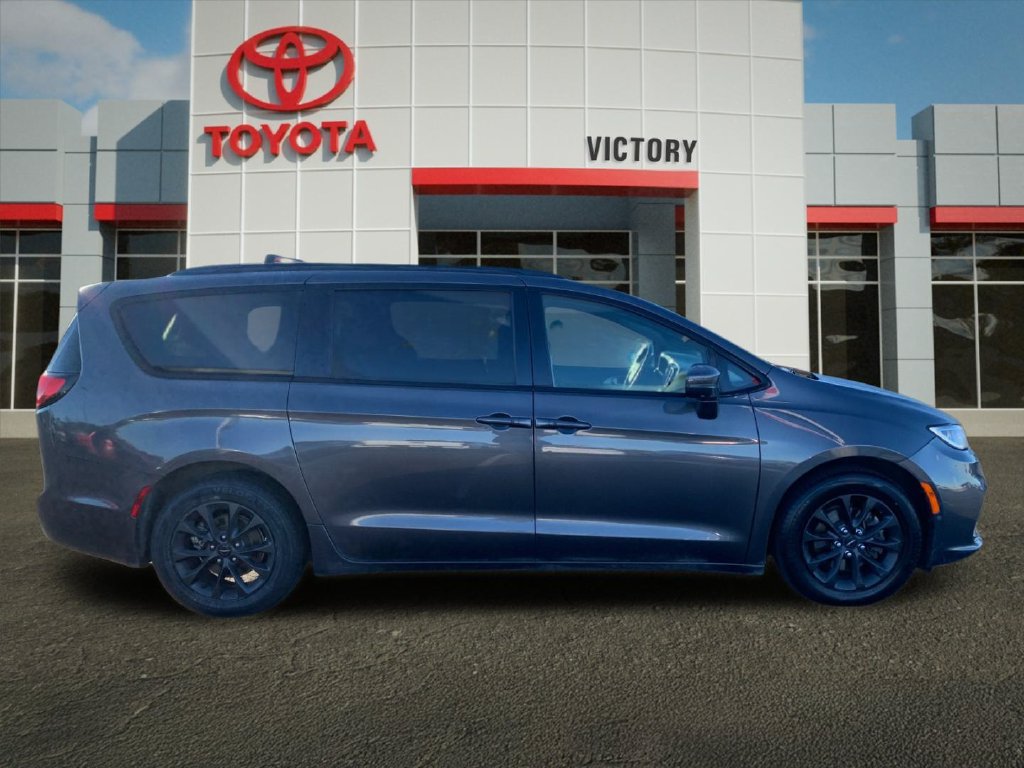 Used 2021 Chrysler Pacifica Touring-L w/ Uconnect Theater Family Group FWD image 2