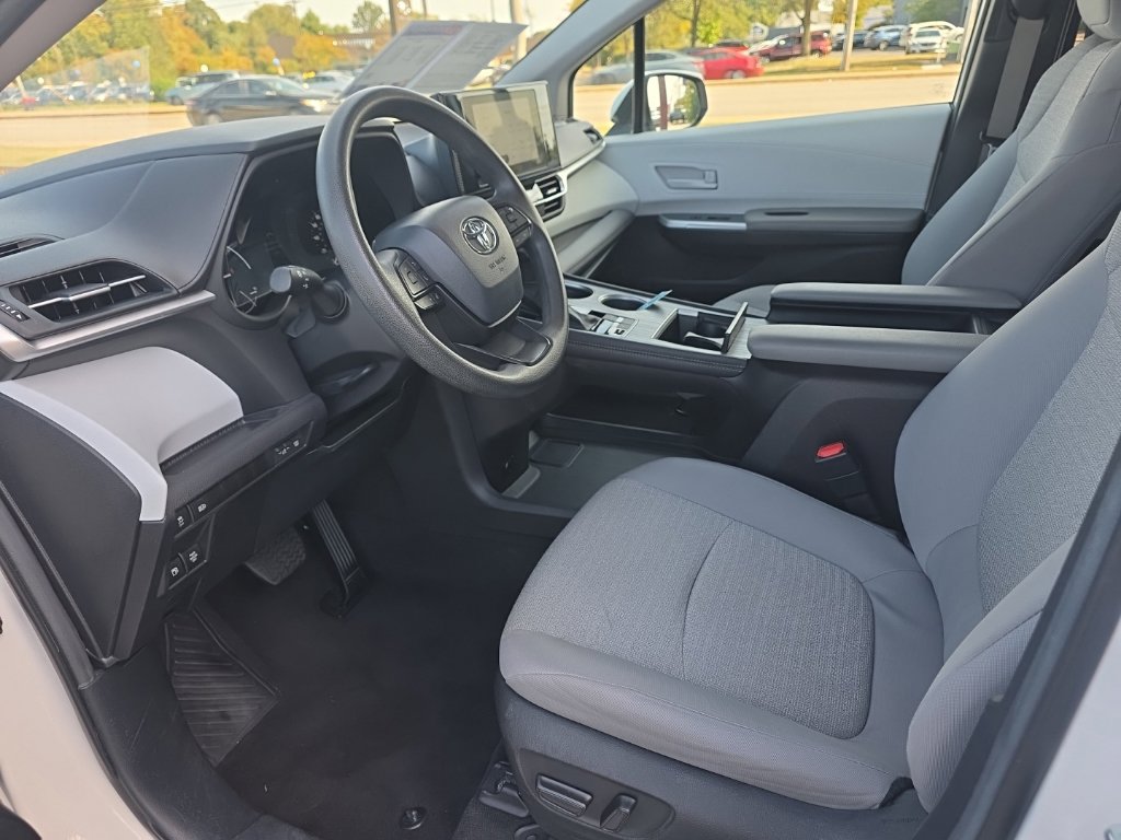 Certified 2025 Toyota Sienna LE FWD image 8