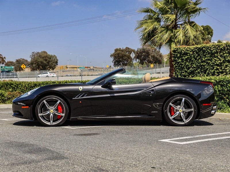 Used 2014 Ferrari California RWD image 3