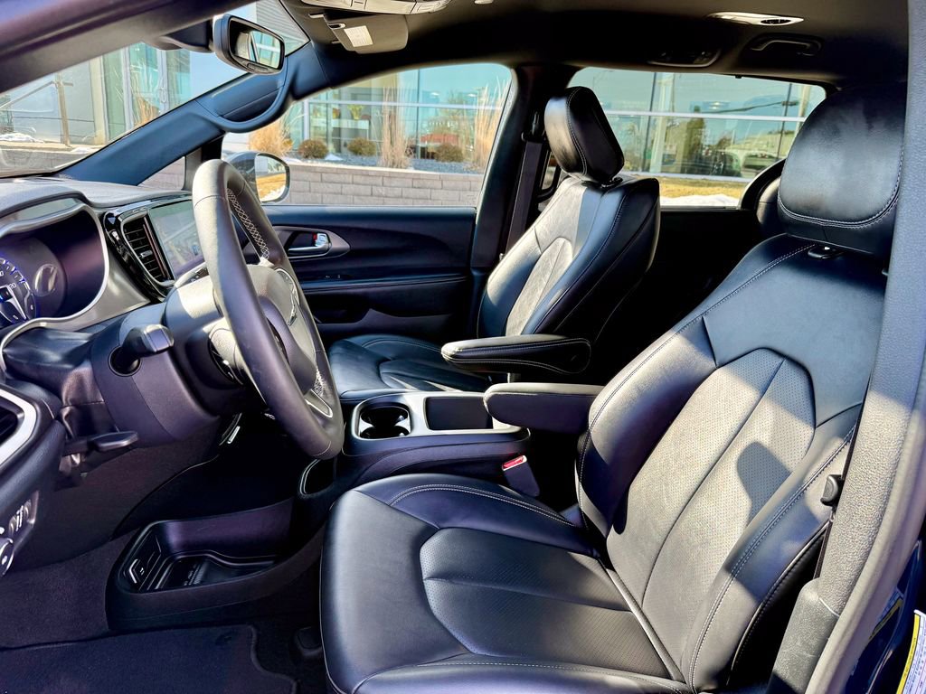 Used 2025 Chrysler Pacifica Select image 10