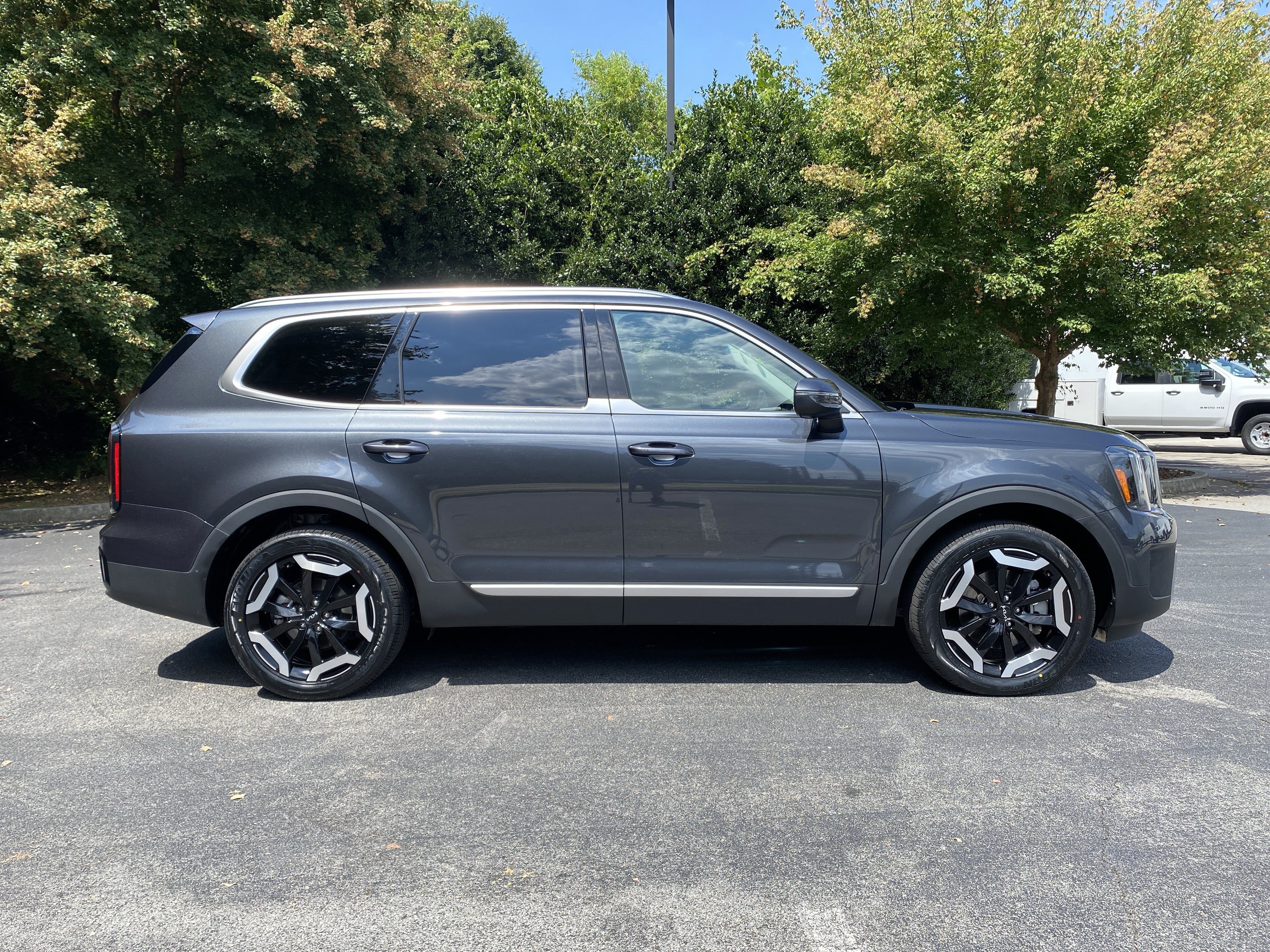 Used 2024 Kia Telluride EX w/ EX Captain's Chair Package FWD image 10