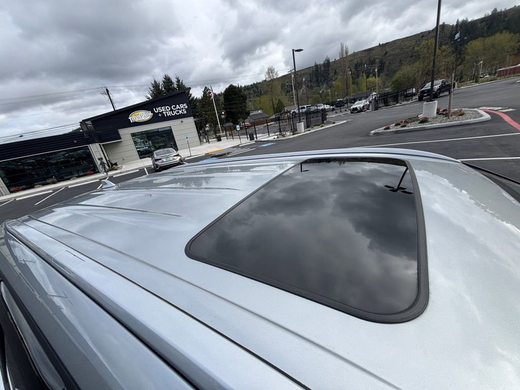 Used 2022 Toyota Highlander XLE AWD/4WD image 28