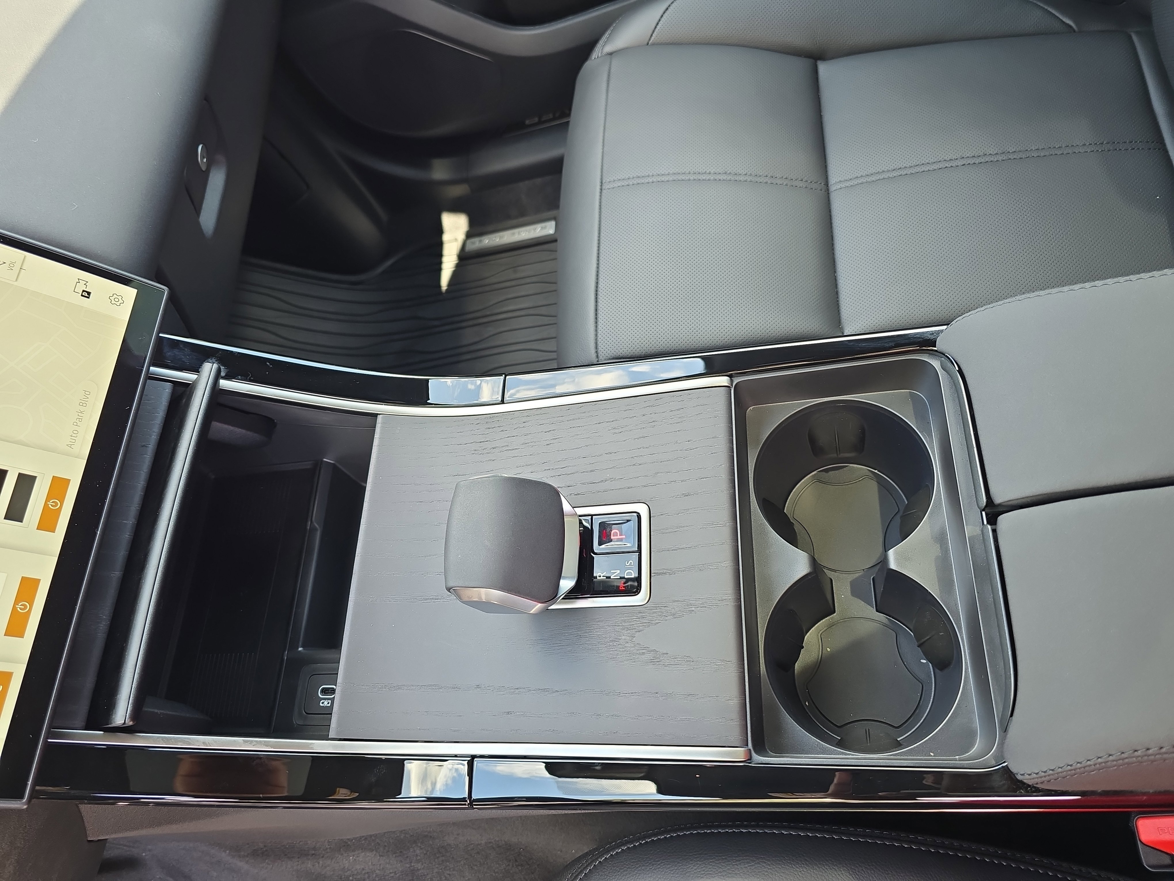 New 2026 Land Rover Range Rover Velar Dynamic SE image 25
