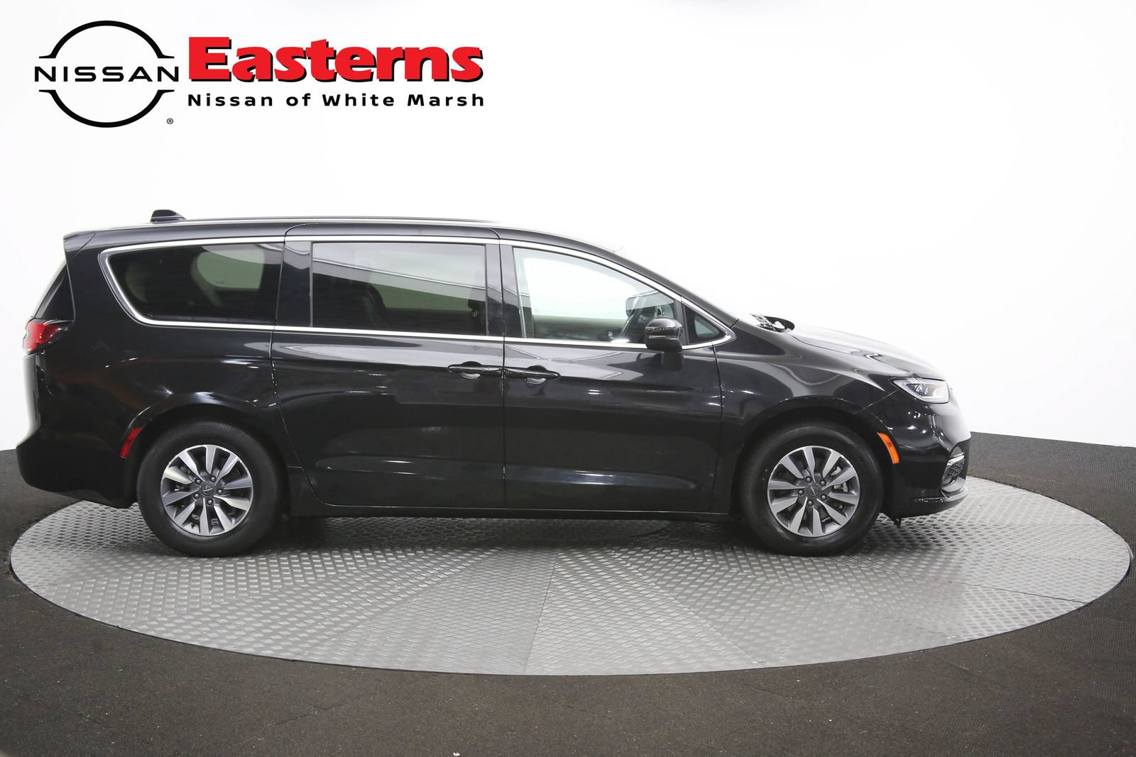Used 2023 Chrysler Pacifica Touring-L FWD image 47