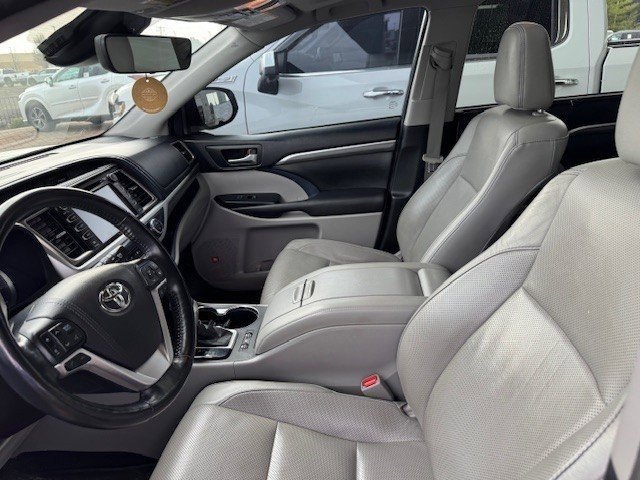 Used 2017 Toyota Highlander Limited Platinum image 9