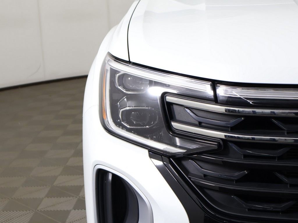 Certified 2024 Volkswagen Atlas Peak Edition SEL AWD/4WD image 17