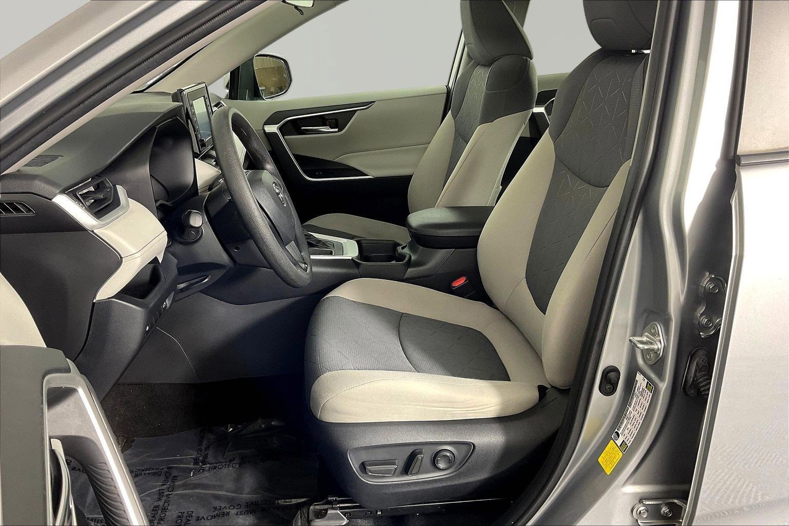 Used 2020 Toyota RAV4 XLE w/ Convenience Package FWD image 21
