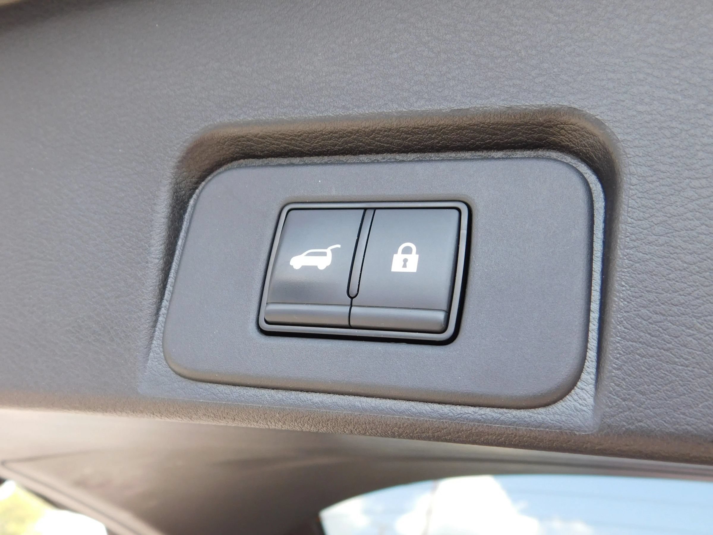 Used 2025 Nissan Rogue SV FWD image 10