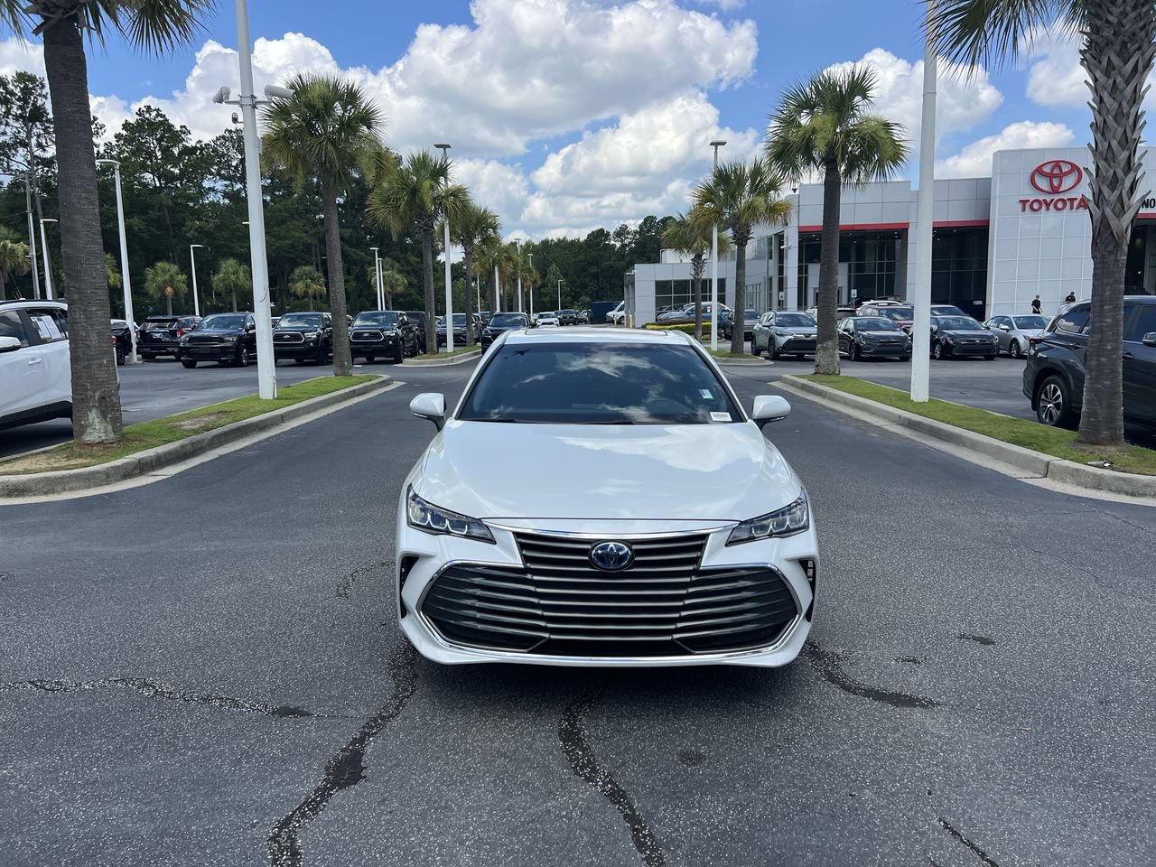 Used 2022 Toyota Avalon XLE w/ Moonroof Package FWD image 3