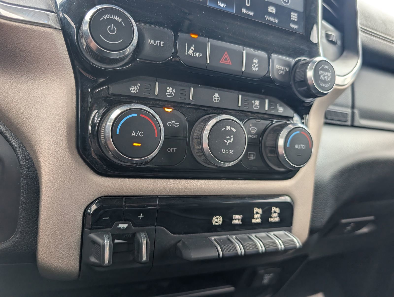 Used 2024 RAM 2500 Laramie w/ Safety Group AWD/4WD image 18