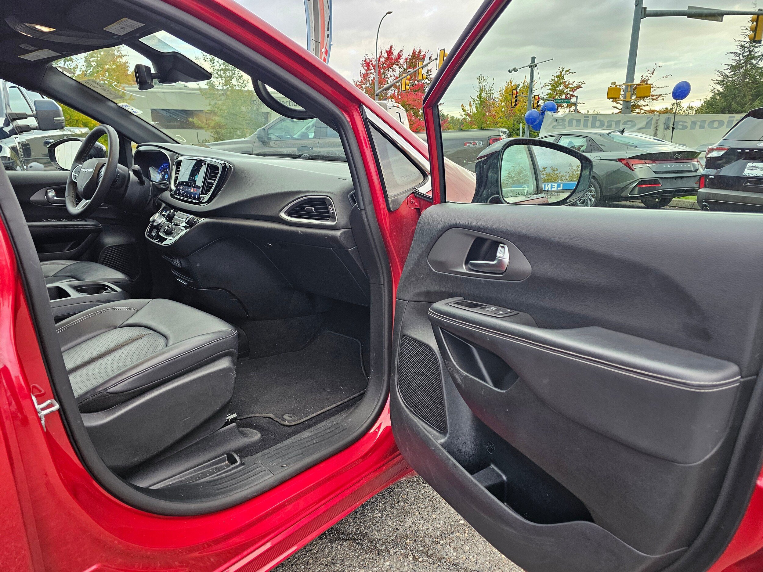 Used 2025 Chrysler Pacifica Select FWD image 13
