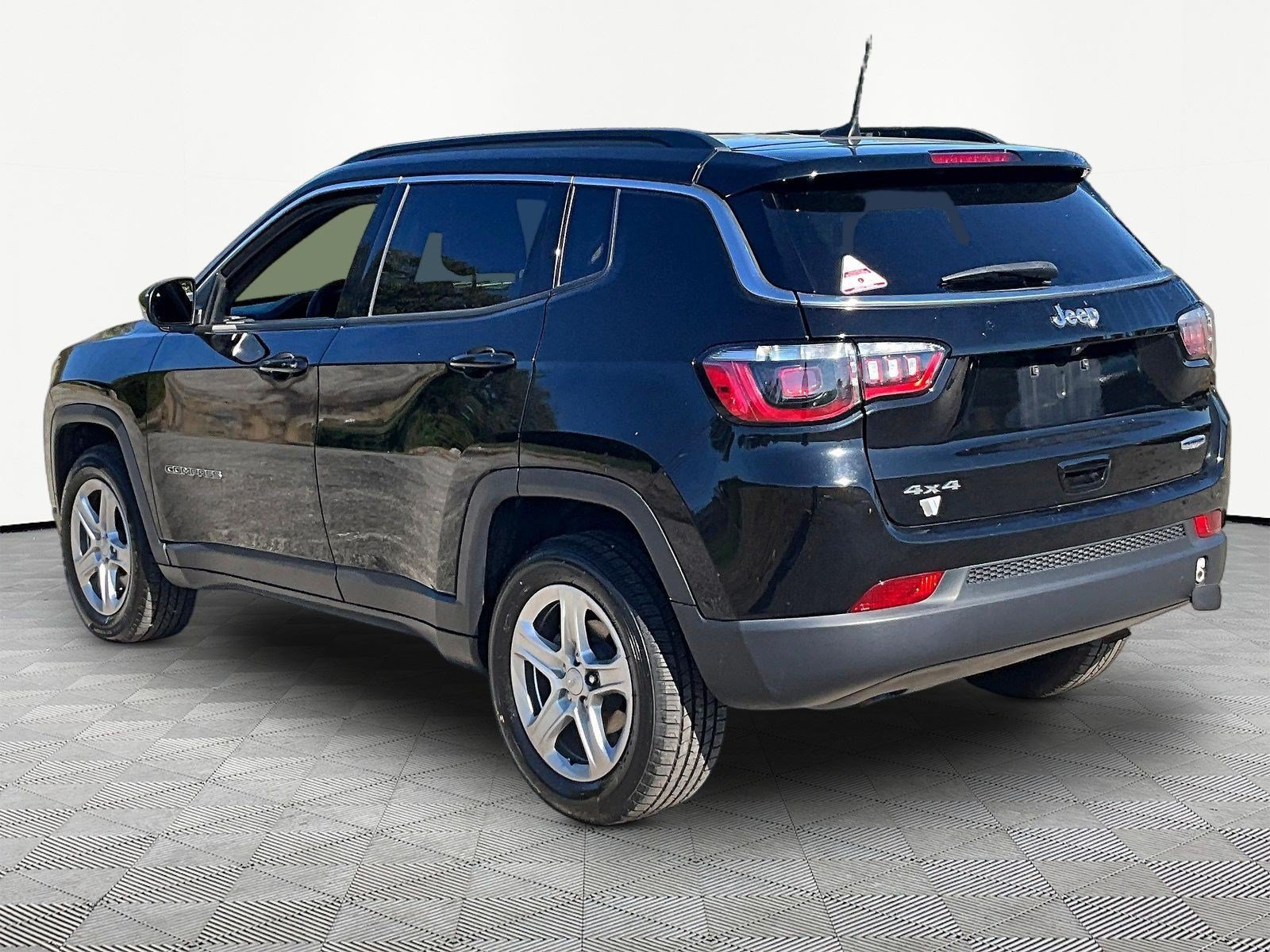 Used 2024 Jeep Compass Latitude AWD/4WD image 12