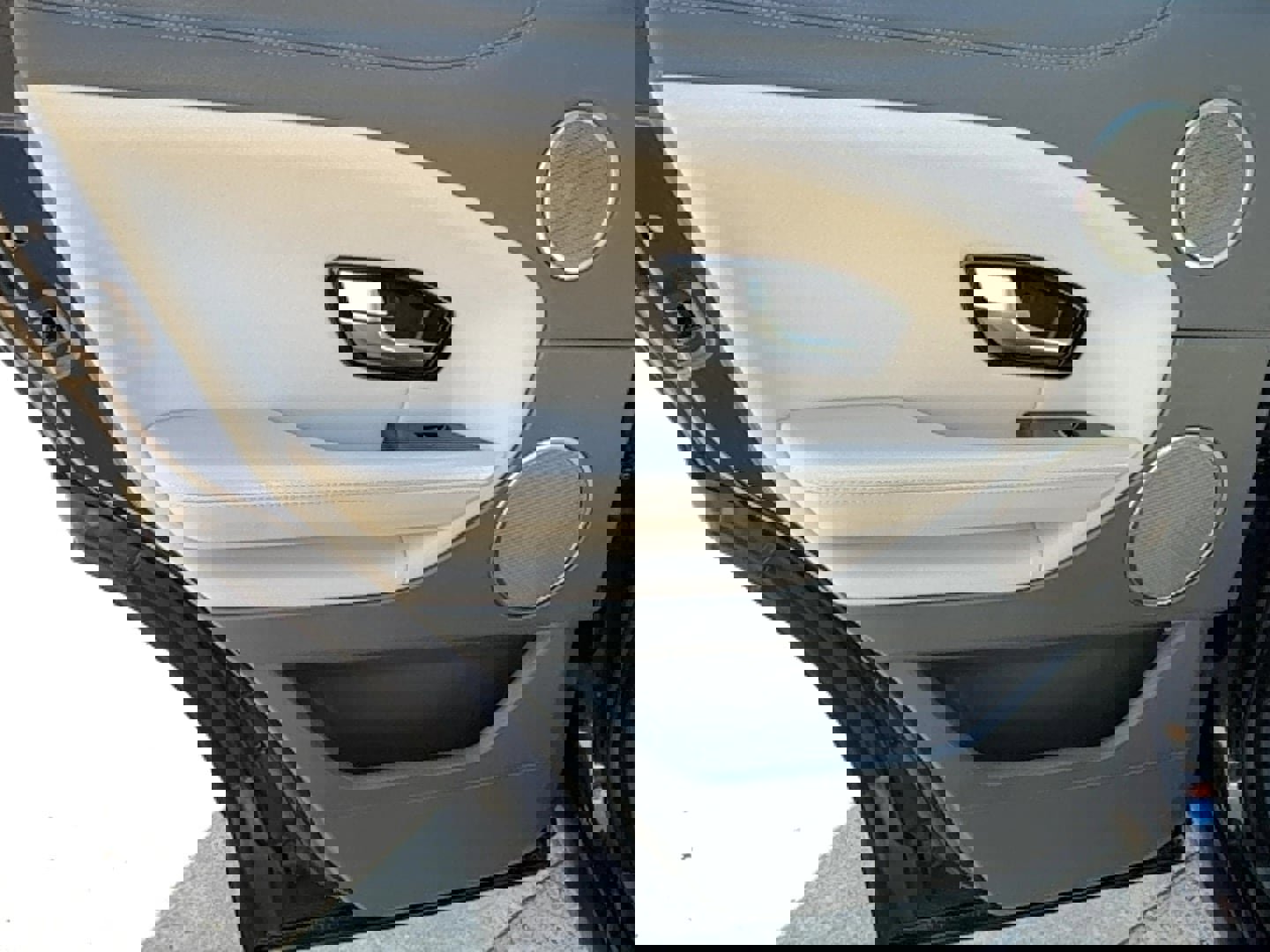 Used 2018 Land Rover Range Rover Evoque SE Premium image 13