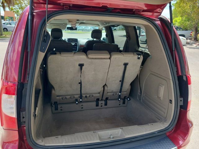 Used 2014 Chrysler Town & Country Touring-L image 13