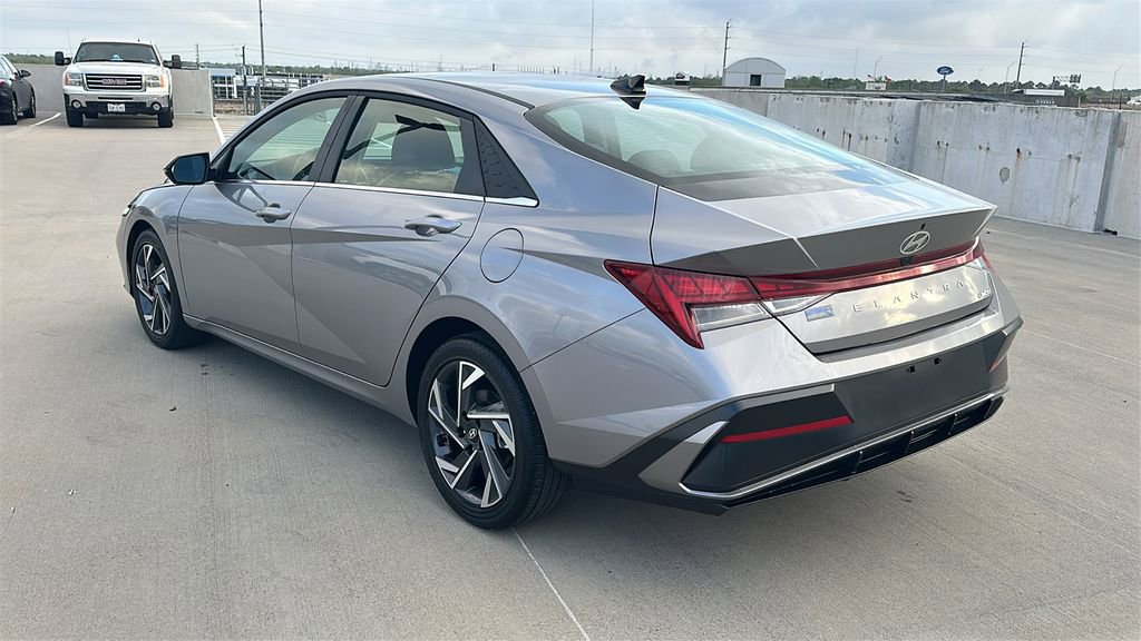 Certified 2025 Hyundai Elantra Limited FWD image 11